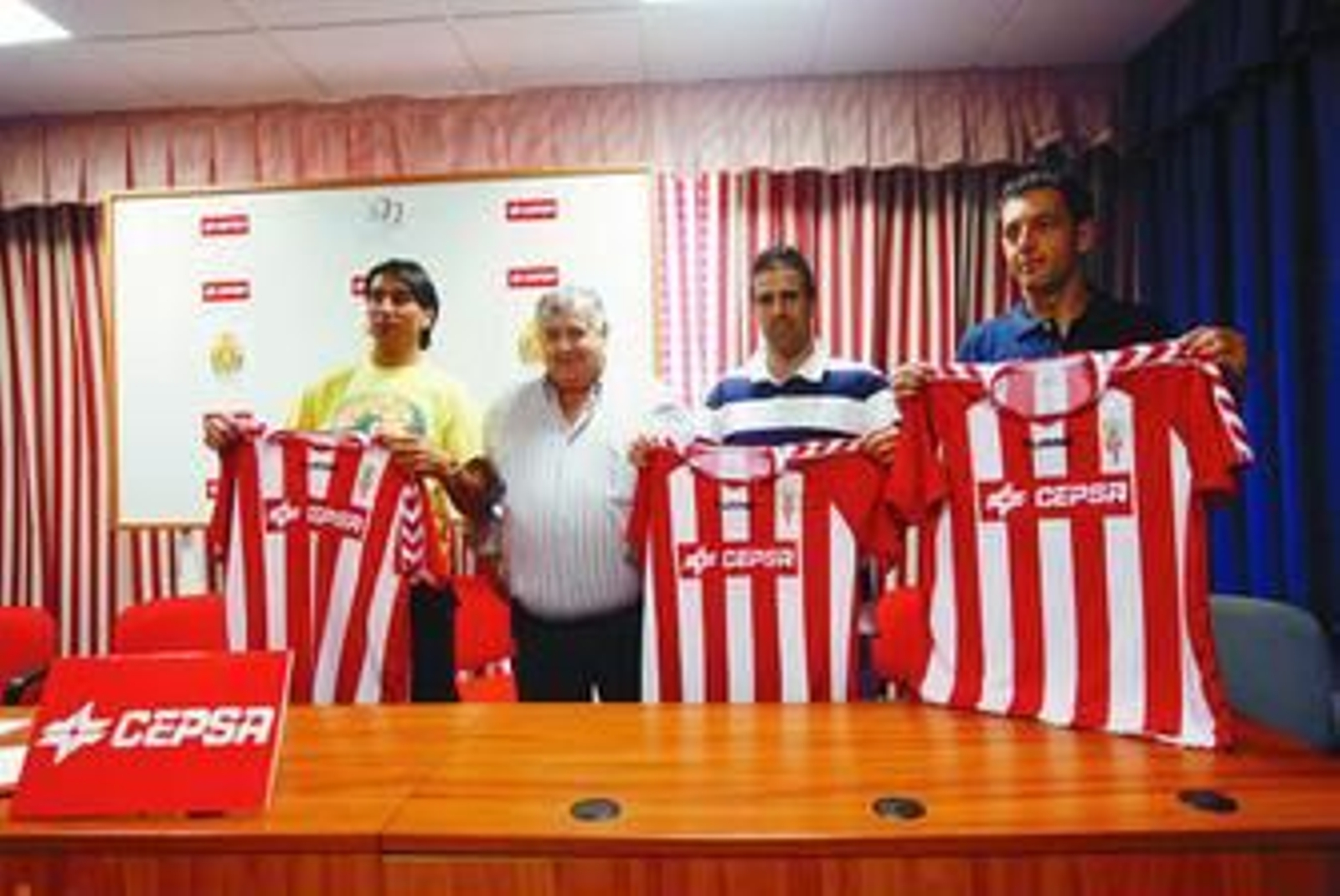 Bernardo Martín posa con las tres caras nuevas del Algeciras, Garro, Alexis y Caballero.