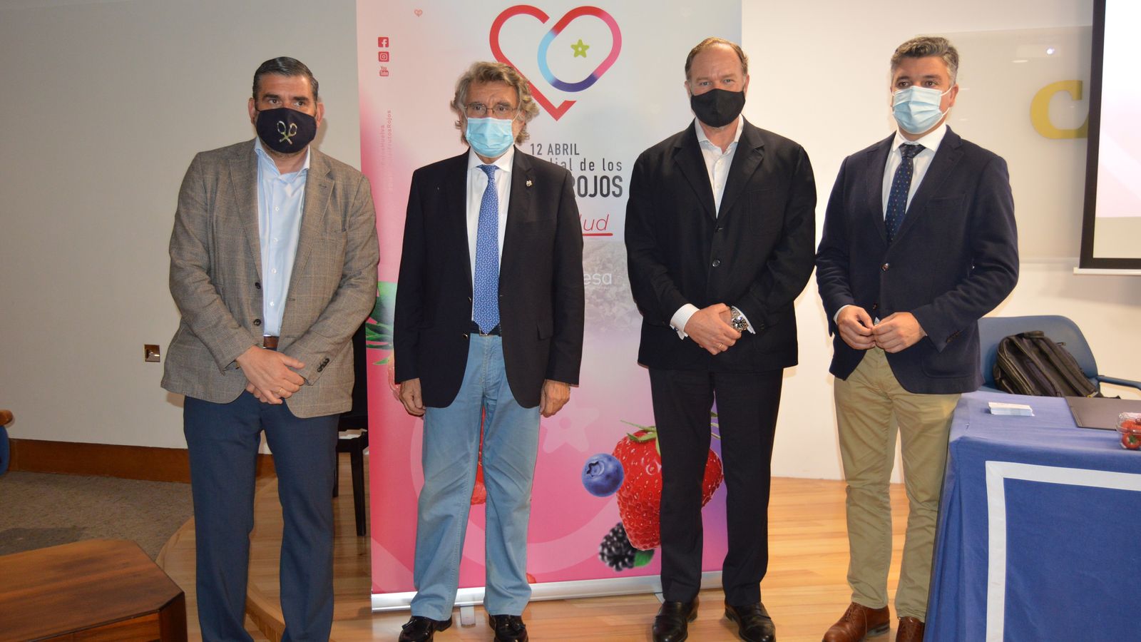 Presentación del Día Mundial de los Frutos Rojos. De izquierda a derecha: Pedro Marín, director gerente de Interfresa, el doctor Antonio Escribano, José Luis García-Palacios, presidente de Interfresa y Jorge Juan Garcia Maestre, presidente el Colegio de Farmacéuticos de Huelva.