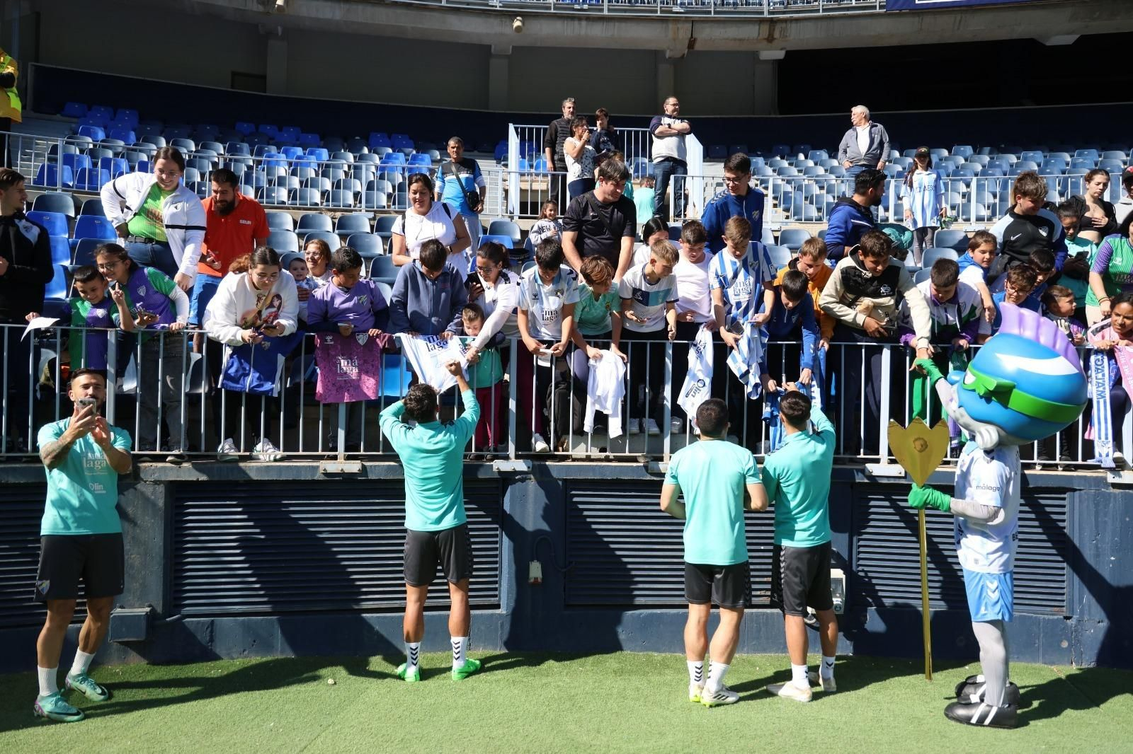Galería: Pellicer y la plantilla del Málaga se divierten con la afición