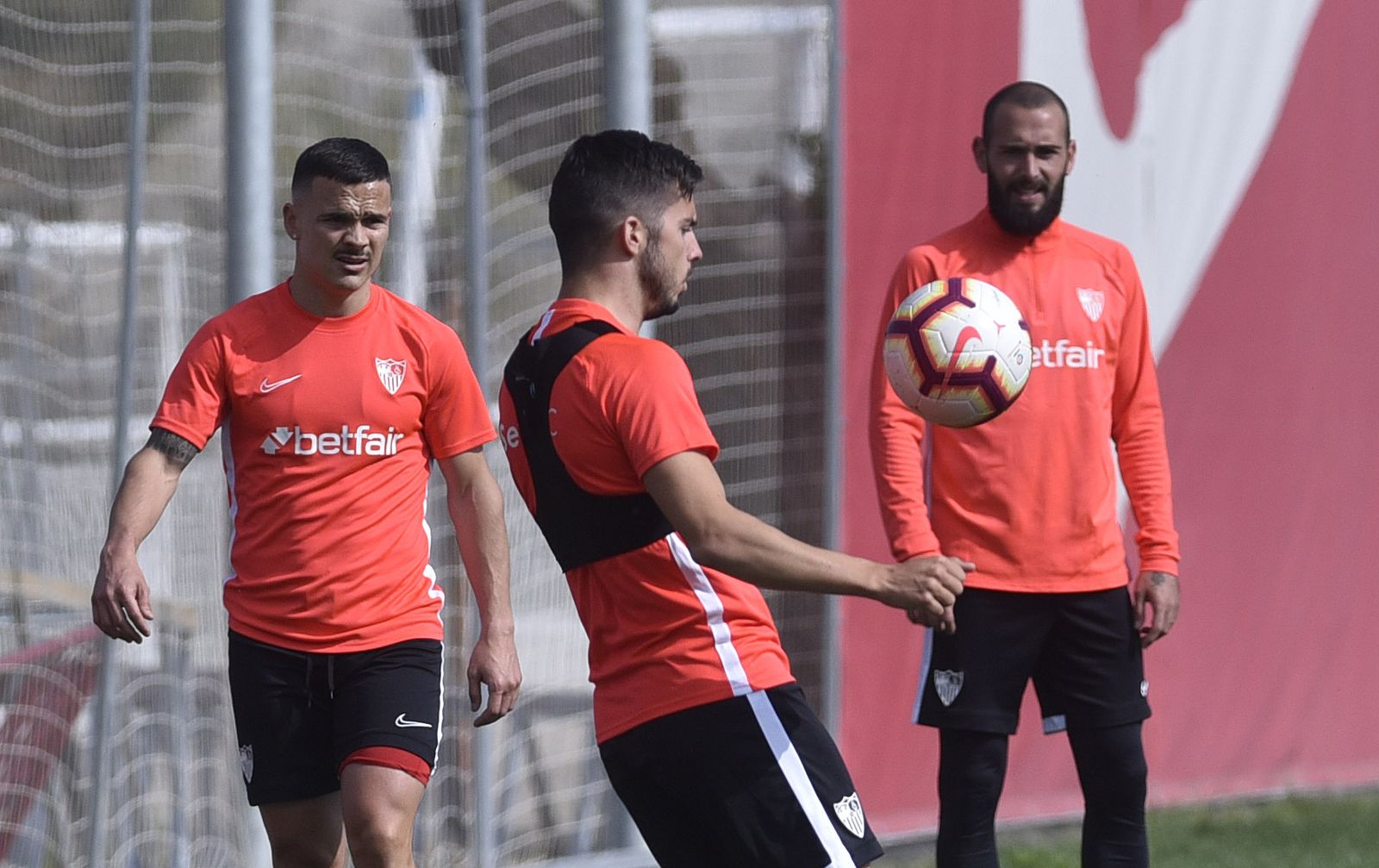 Sarabia golpea el balón ante Roque Mesa y Aleix Vidal.
