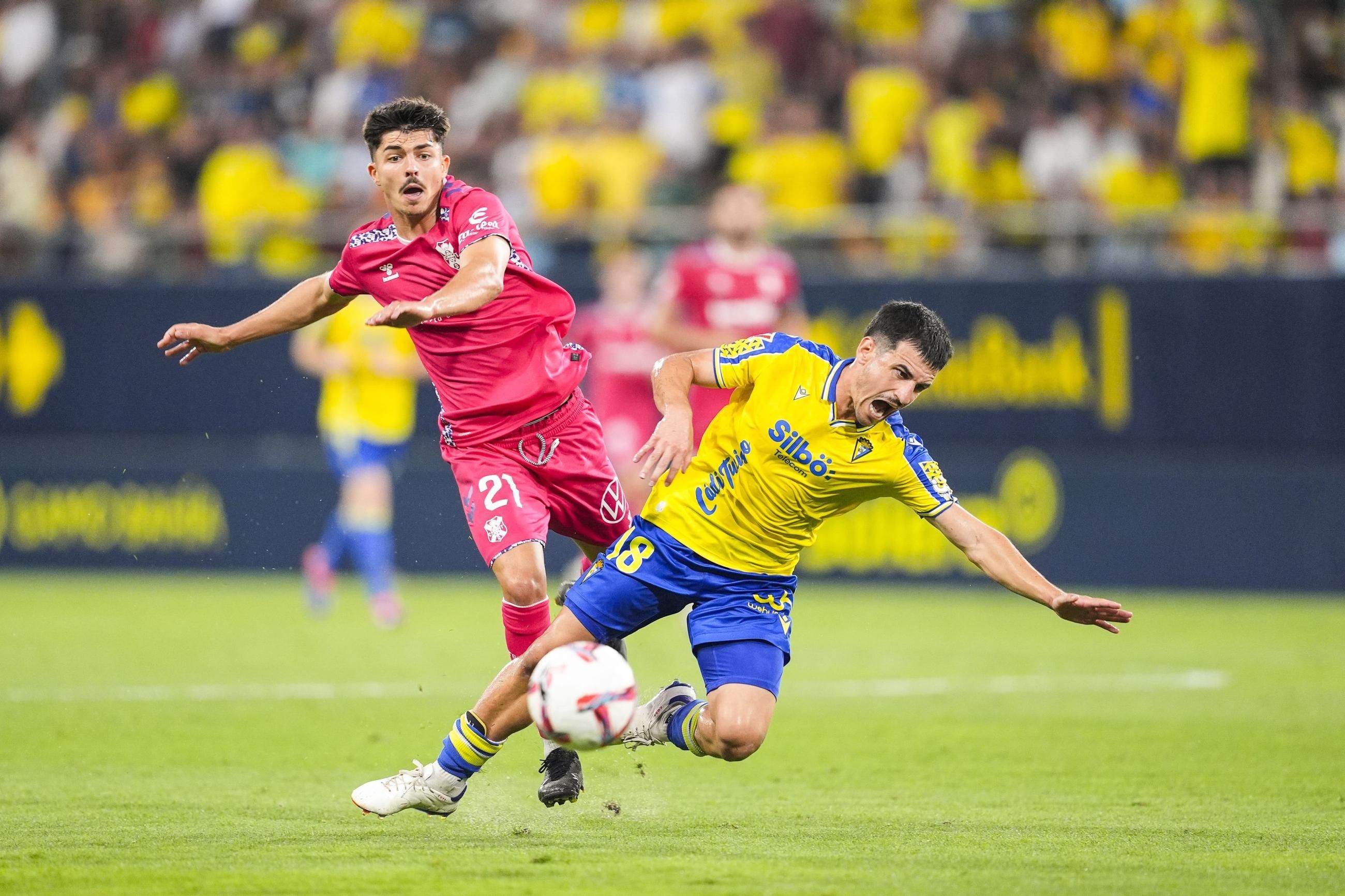 Por fin se abre la puerta: el Cádiz CF ya tiene uno menos en la lista de descartes