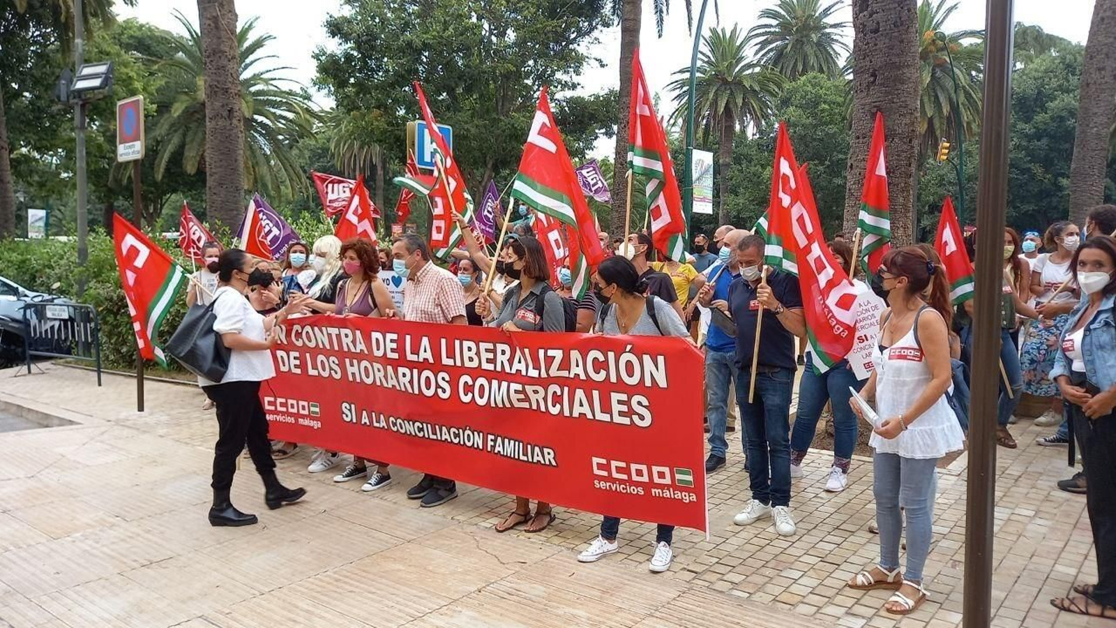 Protesta a las puertas del Ayuntamiento de Málaga.