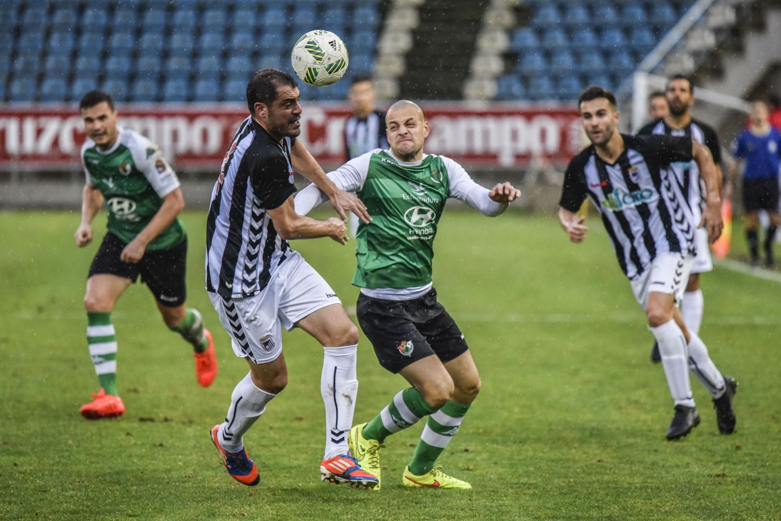 Paco Borrego, en uno de los partidos que disputó la pasada temporada con el Badajoz.