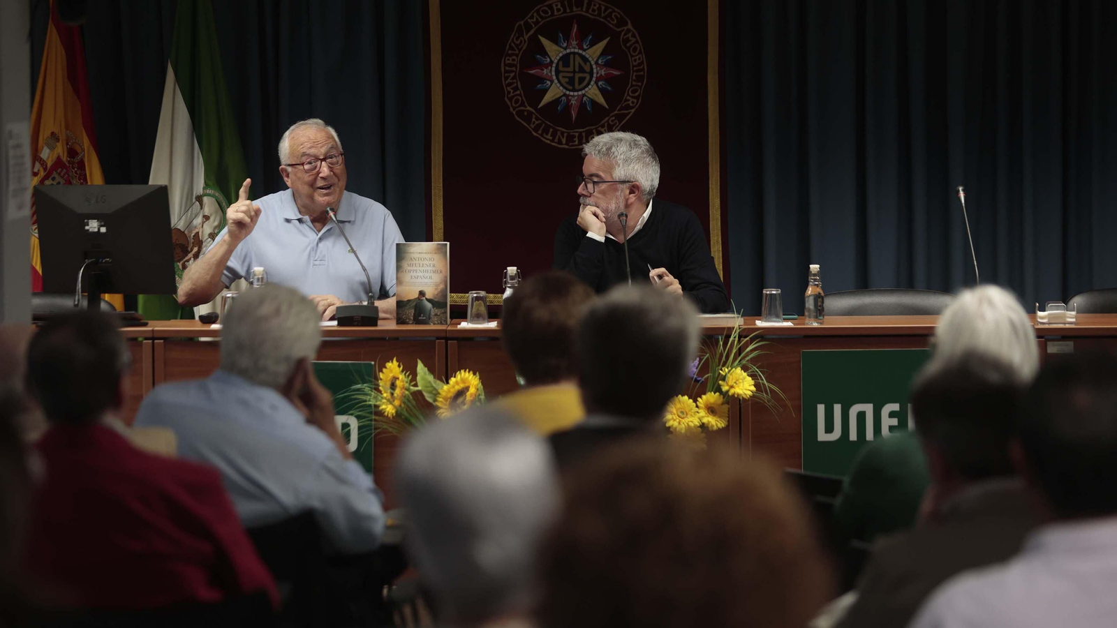 "Fotos de la presentación del libro 'Antonio Meulener: el Oppenheimer español' de Antonio Torremocha"