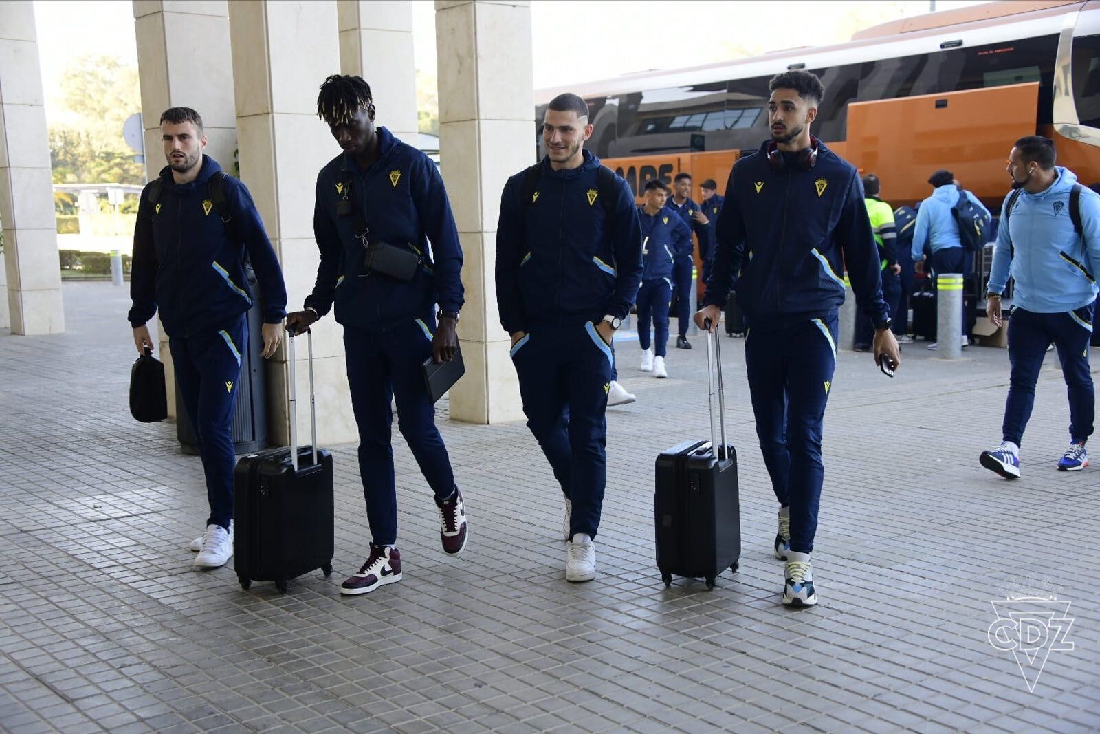 Jugadores del Cádiz antes de tomar el vuelo a Bilbao.