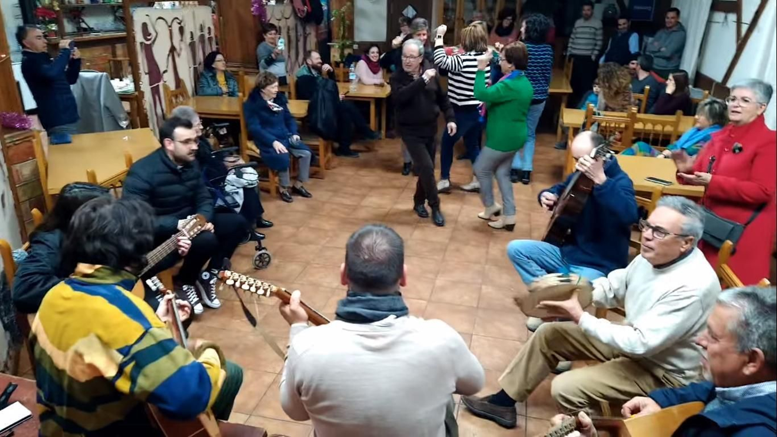 Los vecinos de Topares bailan con la música de la cuadrilla que ha amenizado las navidades en el Salón Social, precisamente uno de los locales del enfrentamiento.