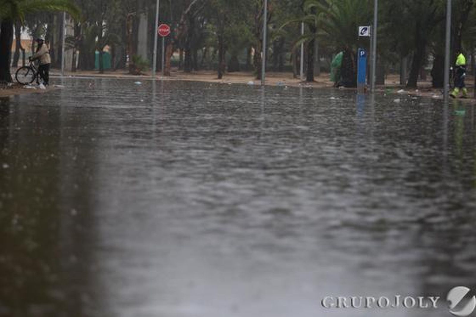 Los bomberos realizan más de treinta intervenciones por achique de agua en apenas cinco horas, sobre todo en La Línea y Algeciras./Fotos:Fran Montes/Paco Guerrero

Foto: Fran Montes/Paco Guerrero