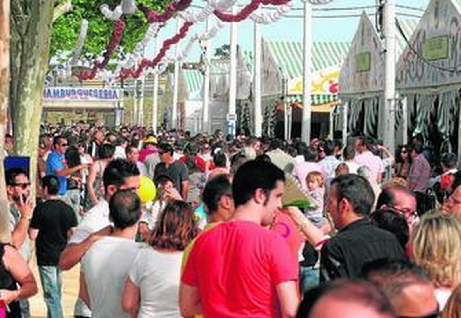 Aglomeración ciudadana en la avenida principal de la feria.