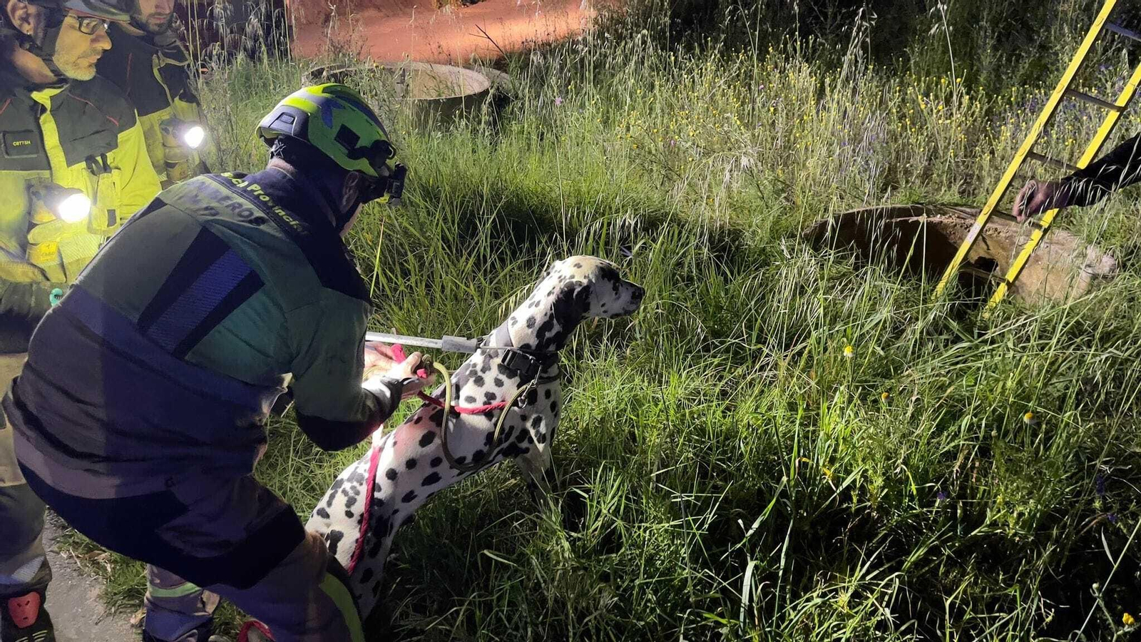 El bombero con el perro tras salvarlo en Palos