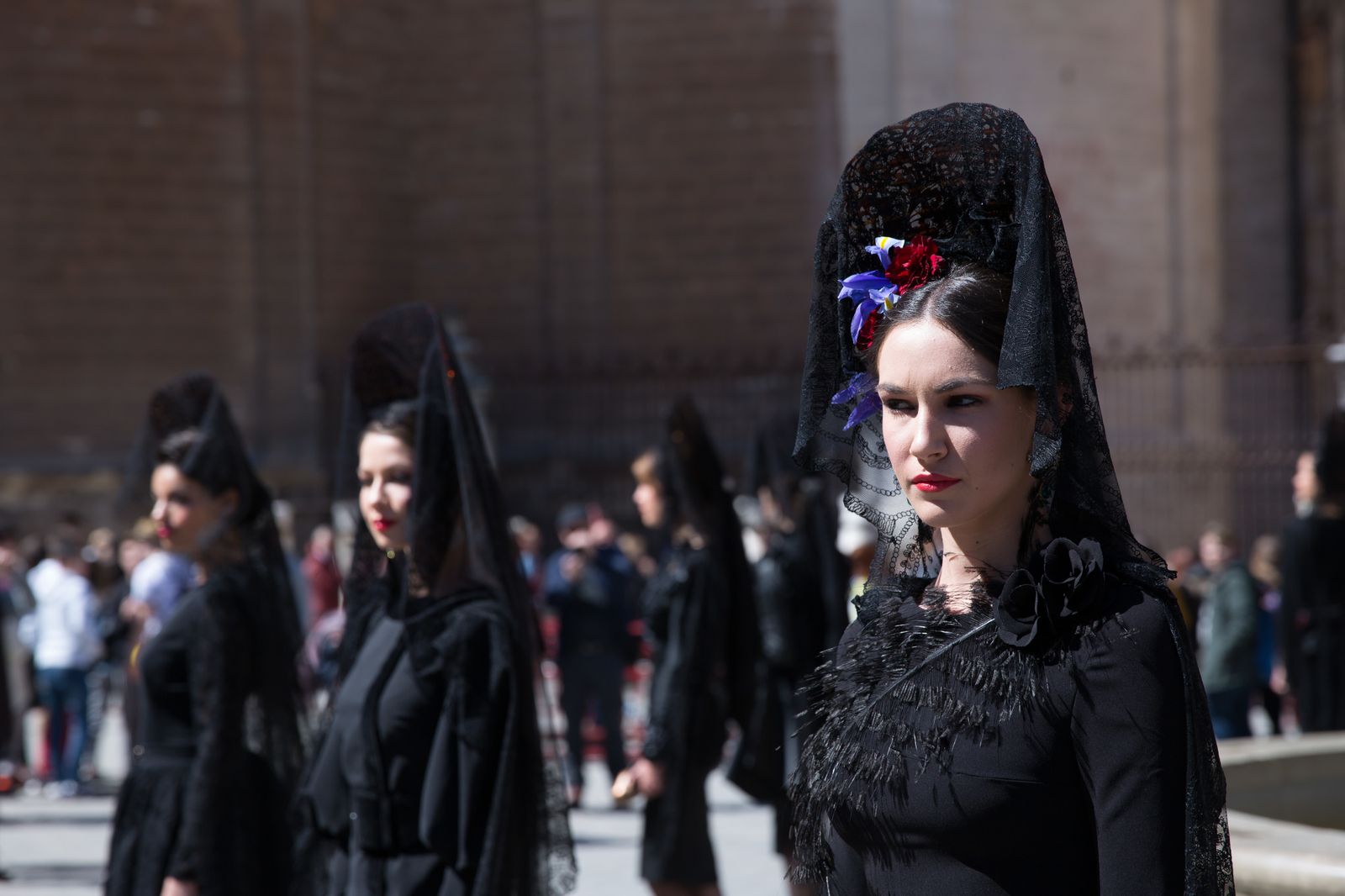 El centro de Sevilla se engalana con mantillas