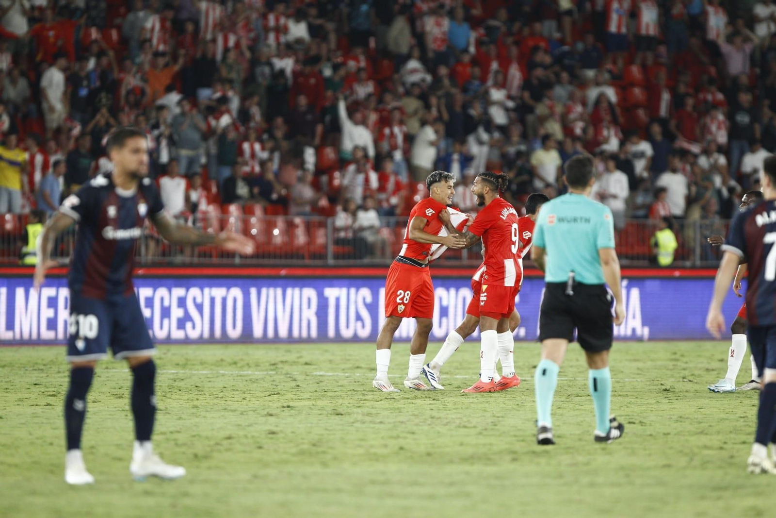 Rachad celebra con Suárez el 2-2, su estreno goleador con el primer equipo
