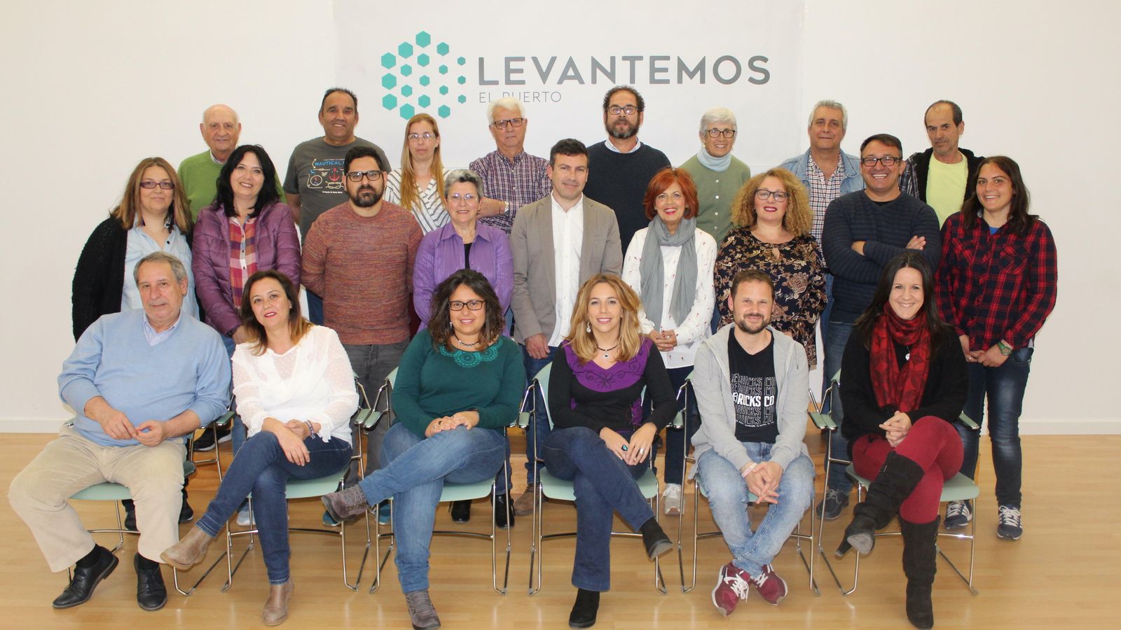 El equipo con el que Levantemos El Puerto concurre a las municipales.