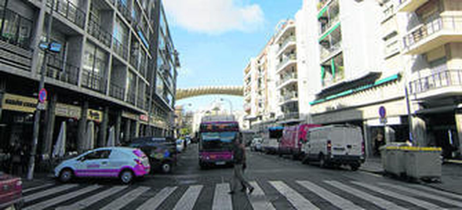 Perspectiva de la calle Imagen, con numerosas furgonetas en sus aceras para la carga y descarga.