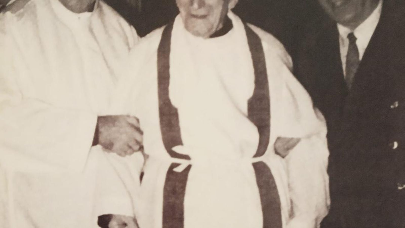 El padre Vicente López con el padre José Antonio Fernández Zubigaray y el religioso marianista Javier Alonso, en la celebración de la eucaristía con motivo de sus 96 años, en enero de 1990.