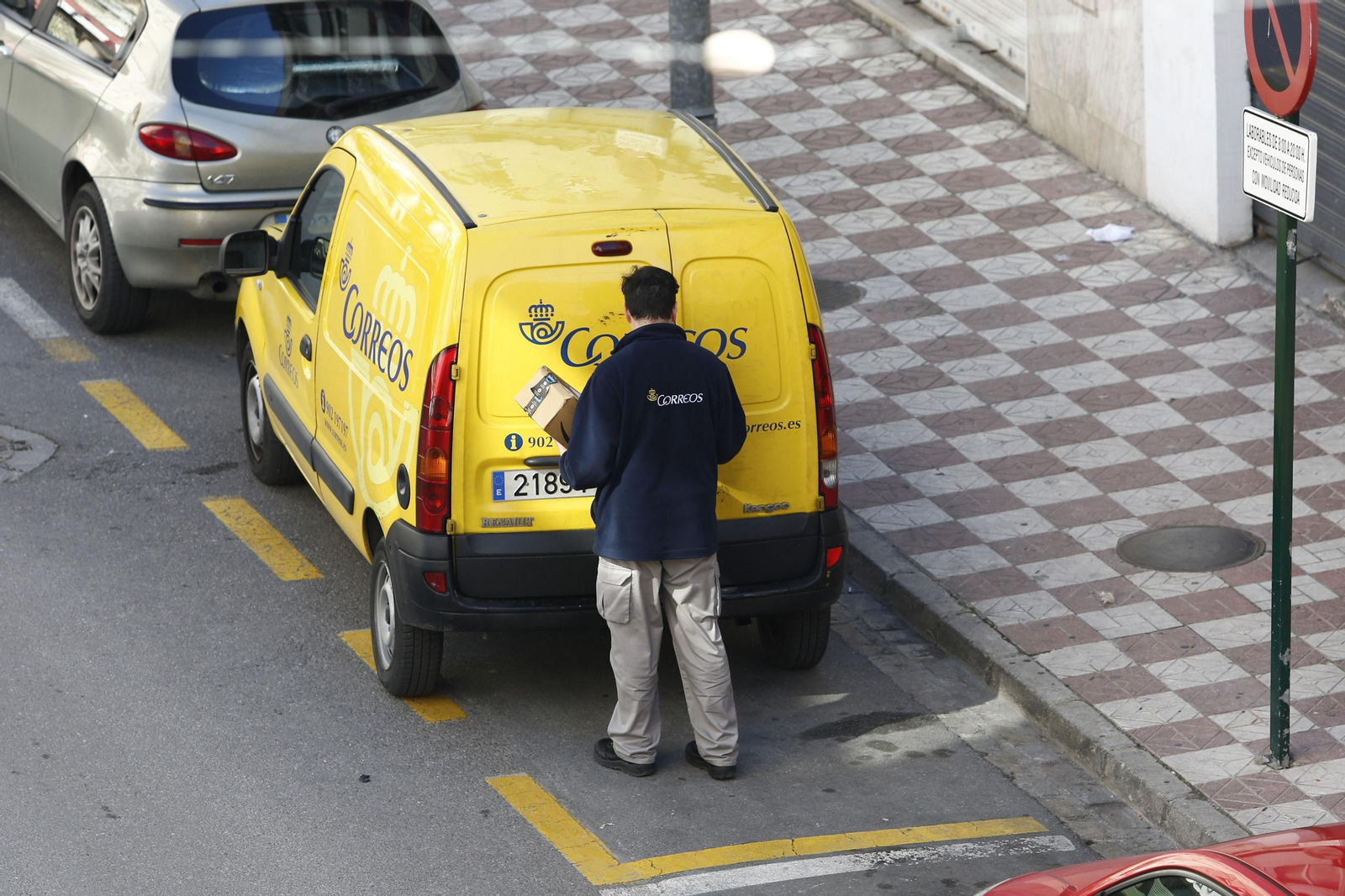 Un trabajador de Correos.