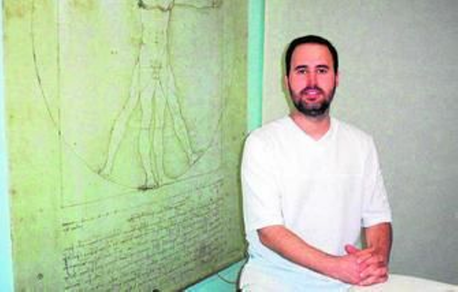 Juan Asensio en la clínica que lleva su nombre localizada en la Rambla Obispo Orberá.