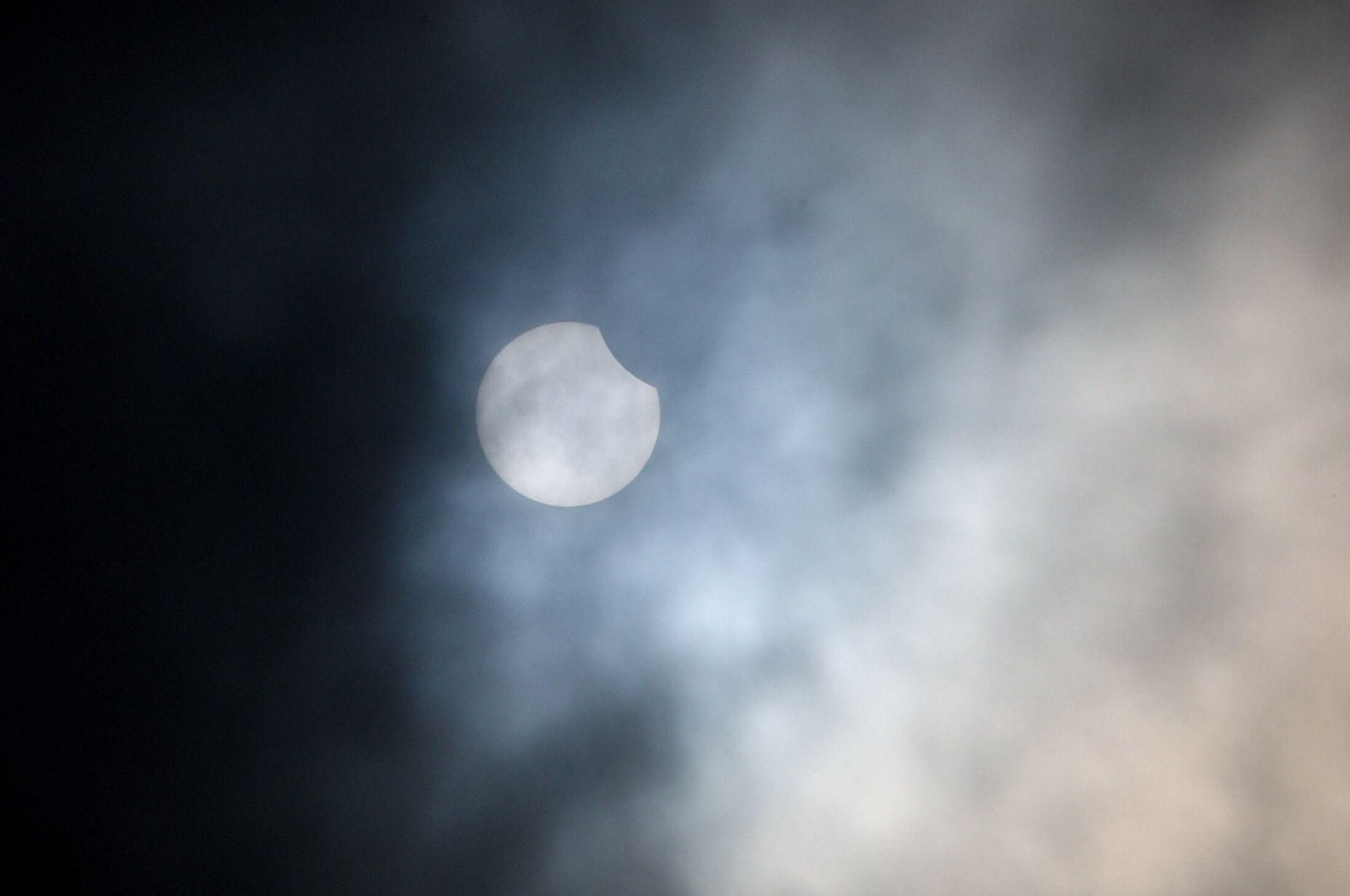 Las mejores imágenes del eclipse solar parcial que se ha podido ver desde Andalucía