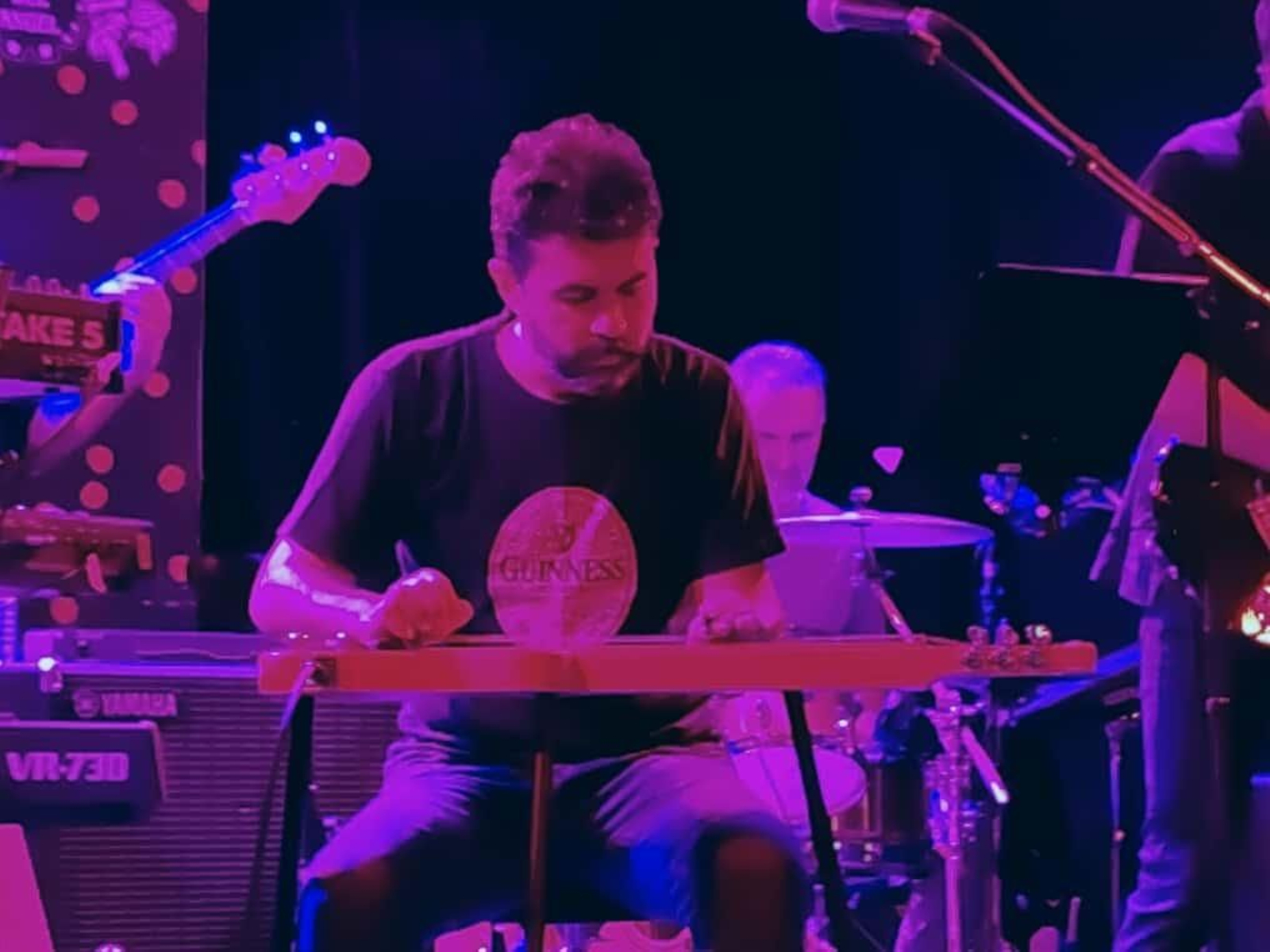 José Ángel Márquez, al 'lap steel guitar' interpretando 'The Great Gig In The Sky'.