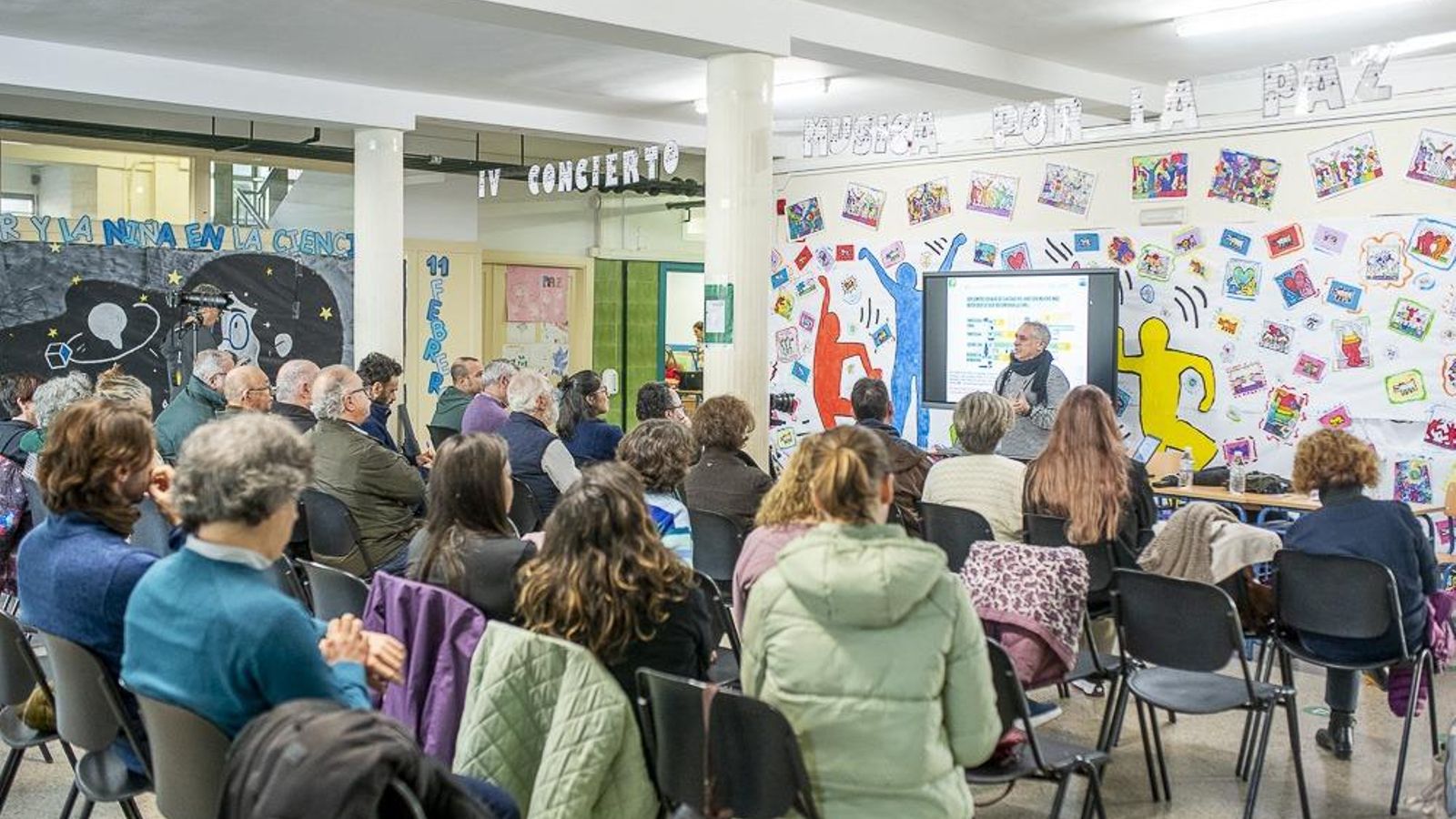Eduardo Gutiérrez, responsable de calidad del aire de Ecologistas en Acción Andalucía, presentó el estudio en el CEIP La Raza.