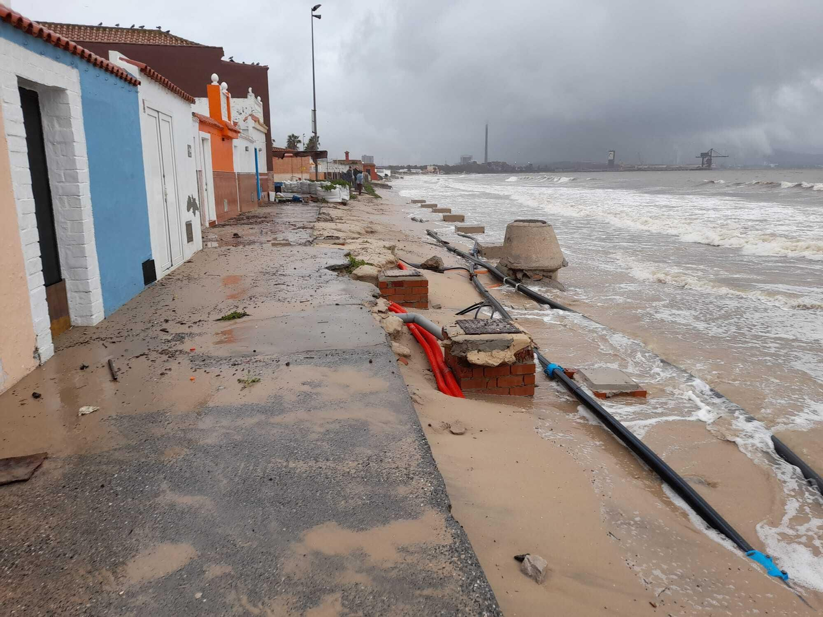 Las red de alcantarillado y el cableado, al descubierto. Las red de alcantarillado y el cableado, al descubierto.