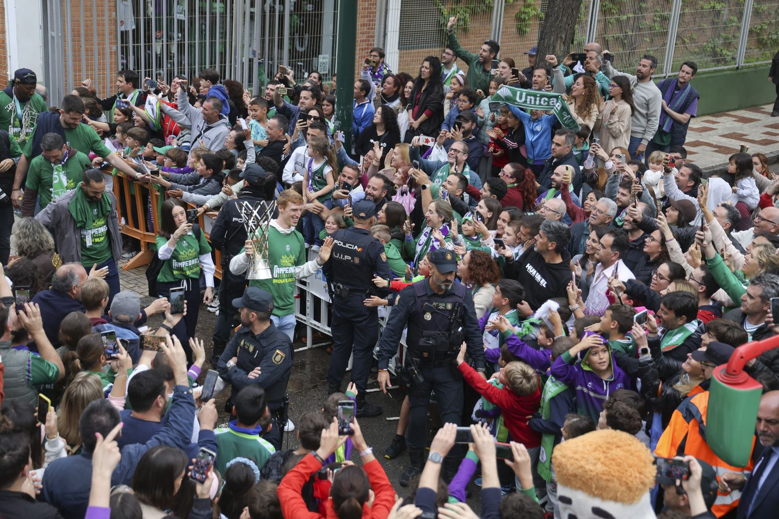 El Unicaja celebra en las calles de Málaga el título de la BCL
