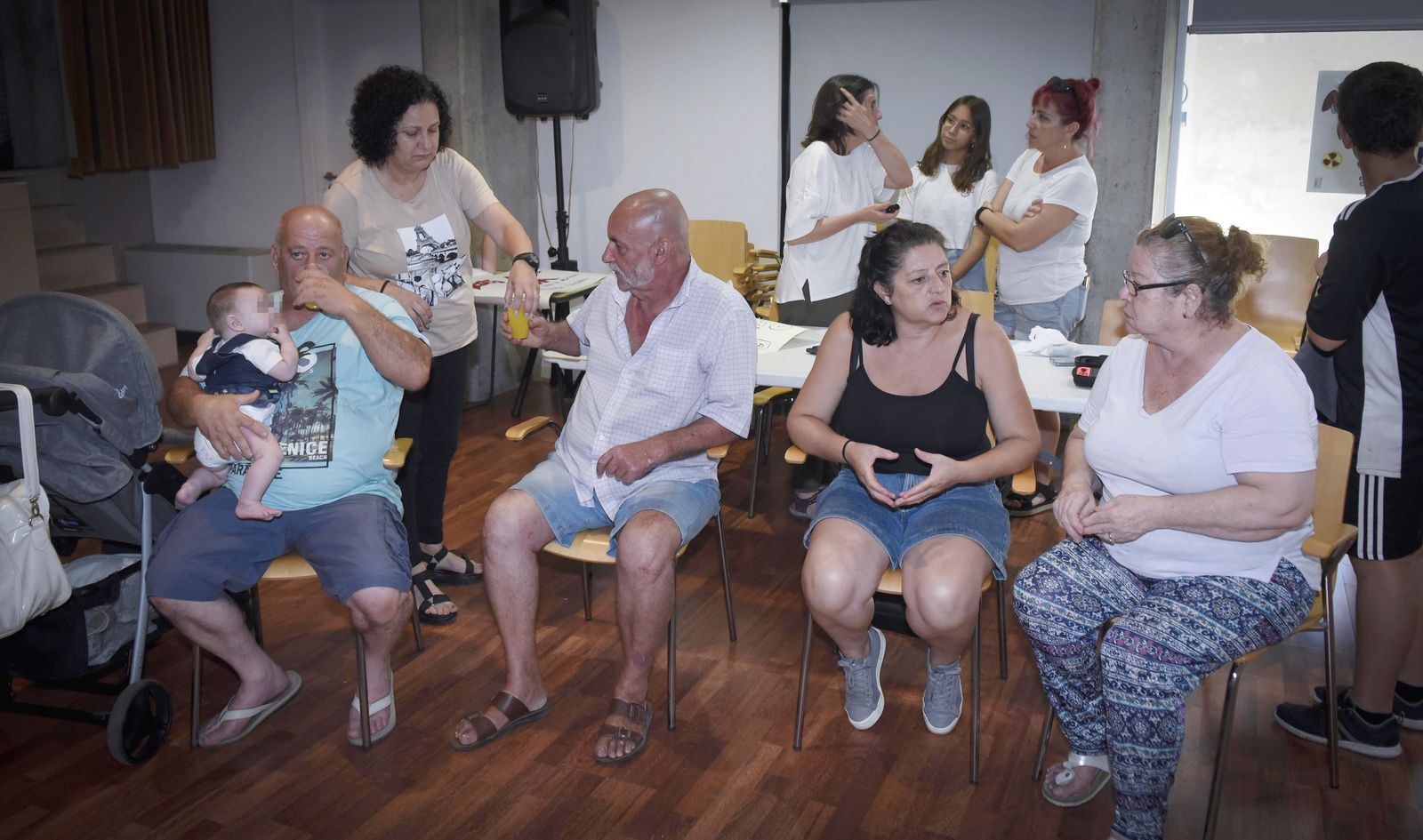Vecinos de Su Eminencia, en el centro cívico del barrio, este lunes.