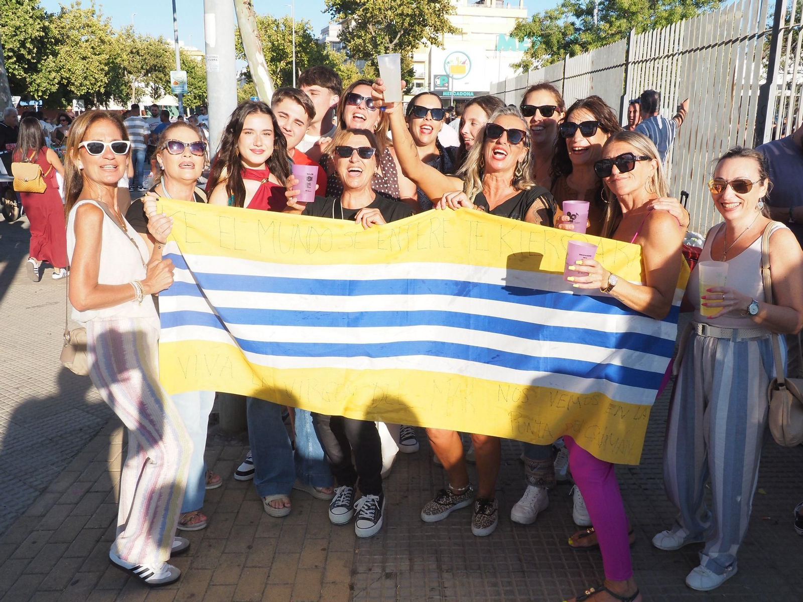 Ambiente previo al concierto de Manuel Carrasco en Isla Cristina