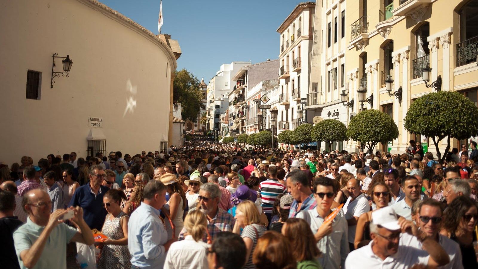 Ambiente en los aledaños de la plaza de toros durante la Feria de Pedro Romero