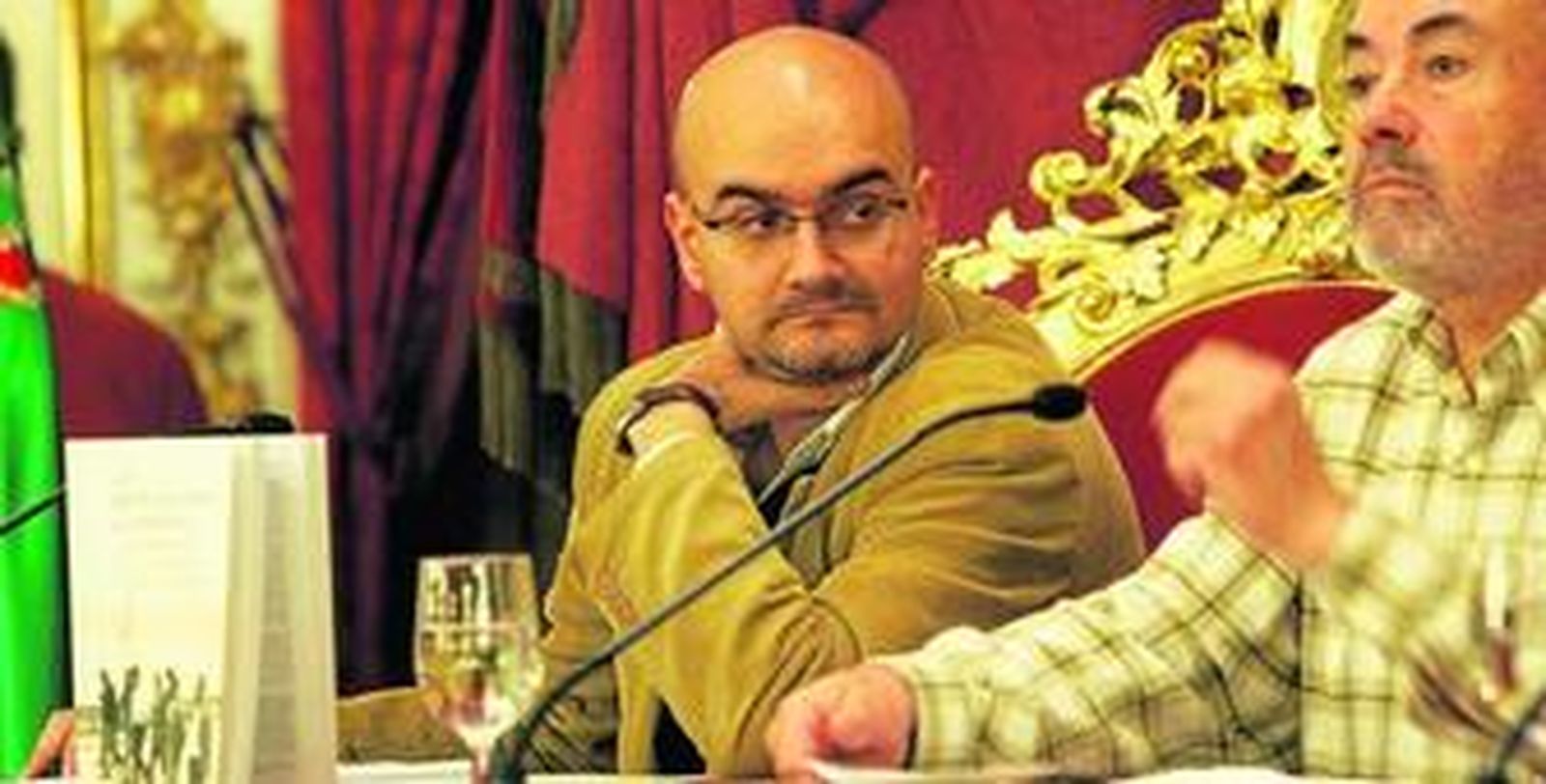 Marcial Sánchez (a la izquierda), con Paco Acosta ayer en Diputación.