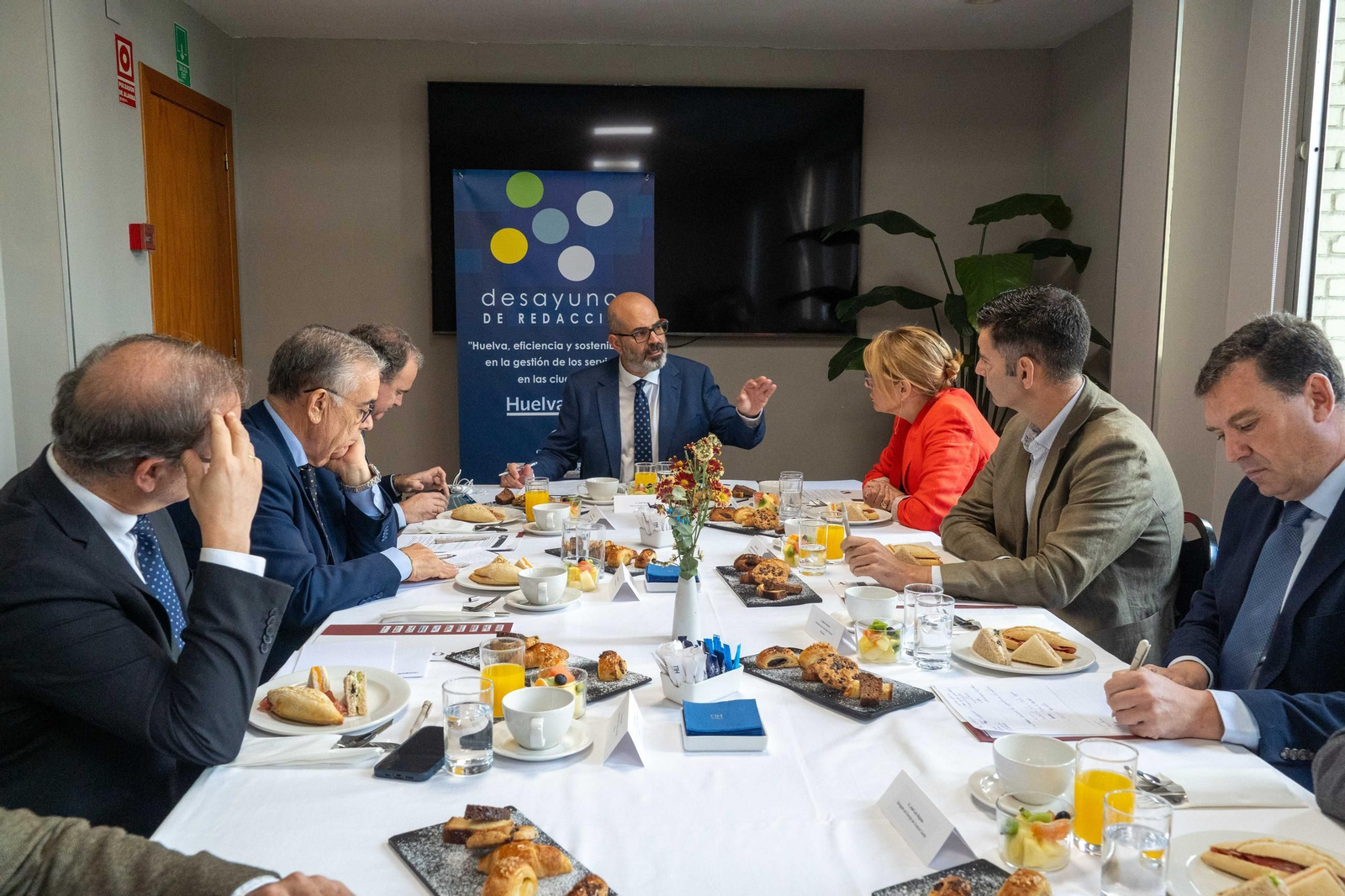 Imágenes del desayuno de redacción 'Huelva, eficiencia y sostenibilidad en la gestión de los servicios en las ciudades'
