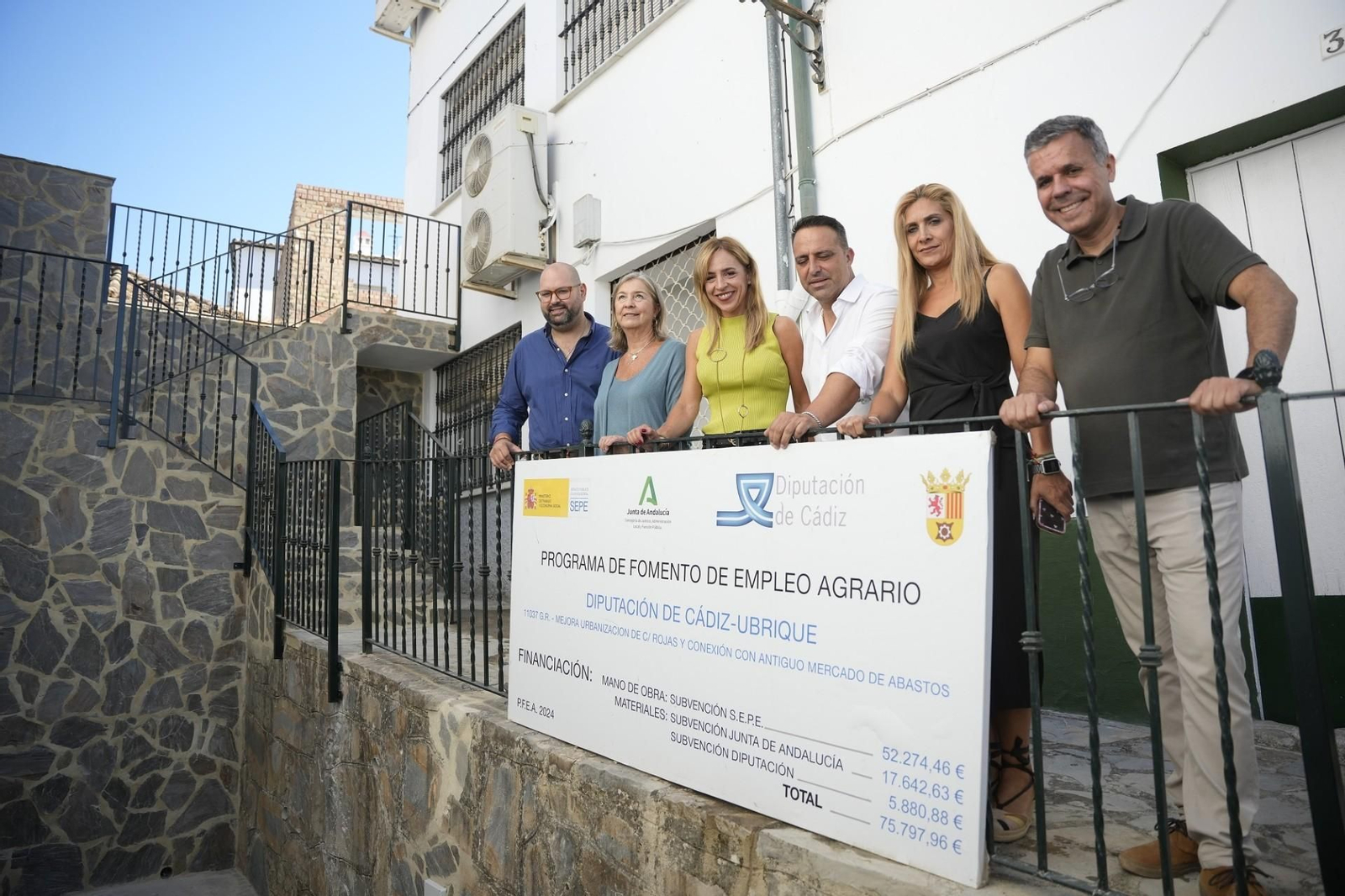 Un momento de la visita de Almudena Martínez , en Ubrique.