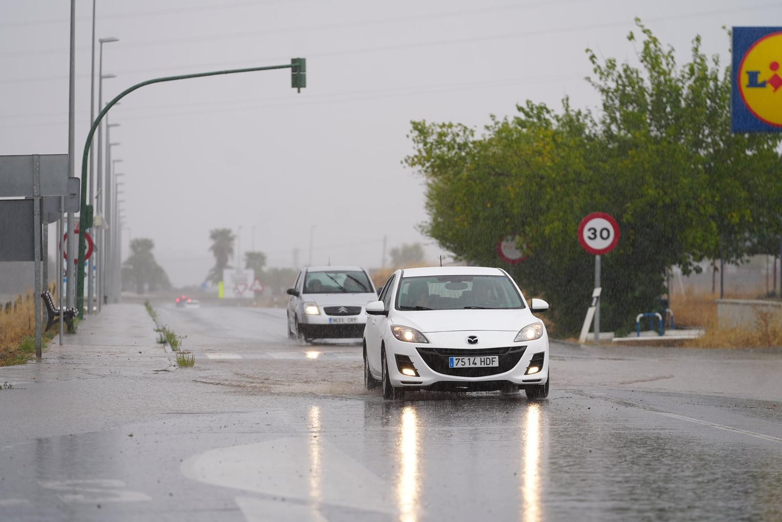 Dos coches circulan por Pozoblanco mientras descarga lluvia Berenice.