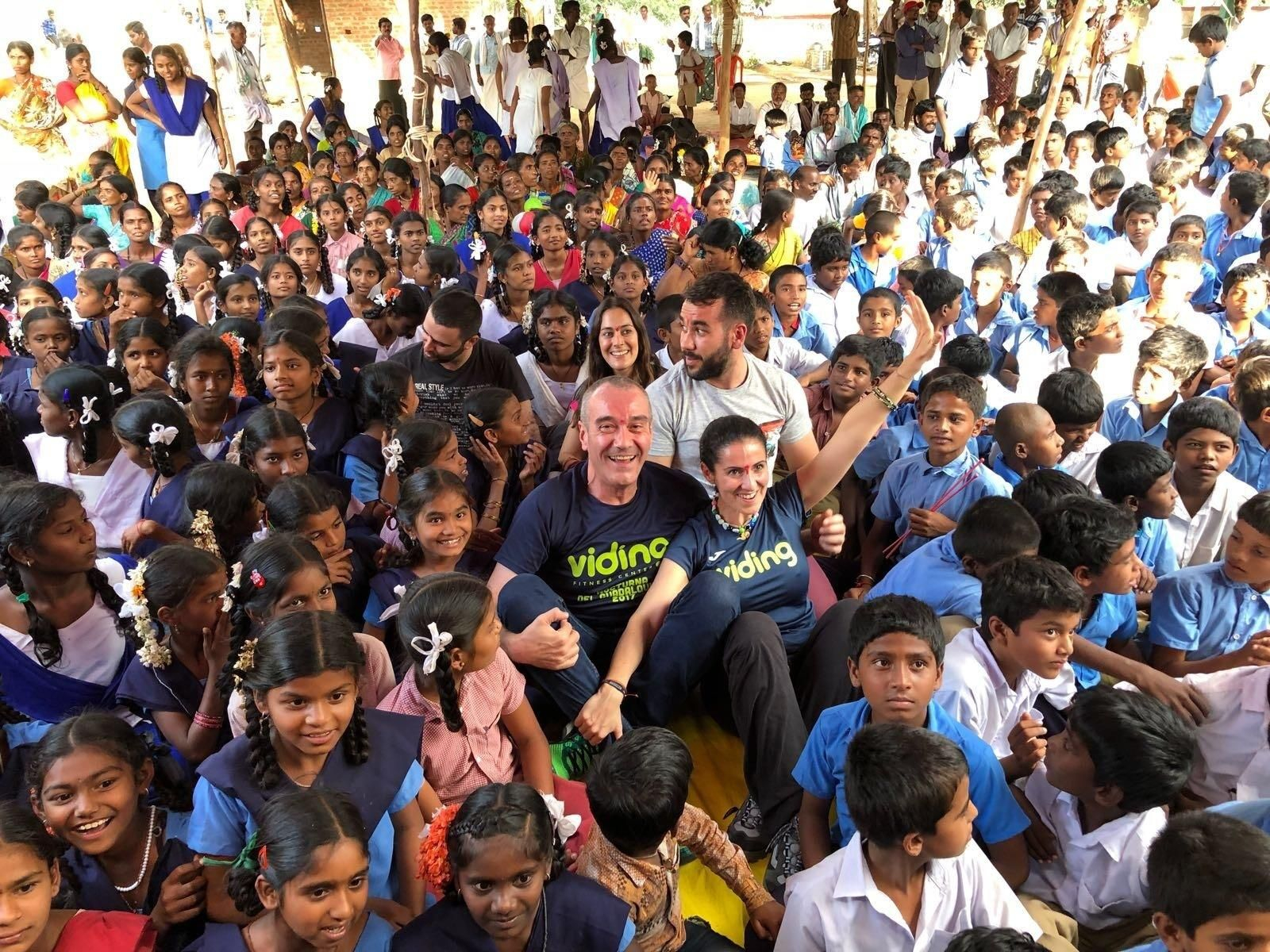 Juan Carlos Franco y Clara Molina, rodeados de niños en la India. Juan Carlos Franco y Clara Molina, rodeados de niños en la India.
