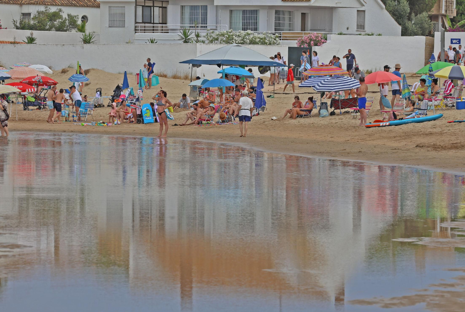 Imágenes del ambiente en las playas de Huelva en la mañana de domingo