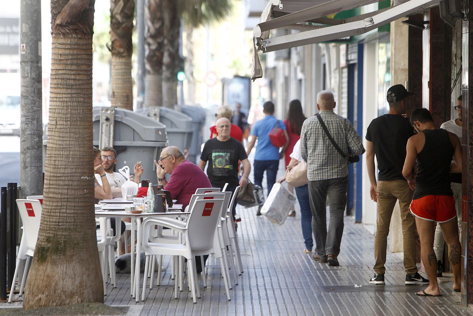 Una terraza frente a un establecimiento hostelero en la Avenida de Segunda Aguada.