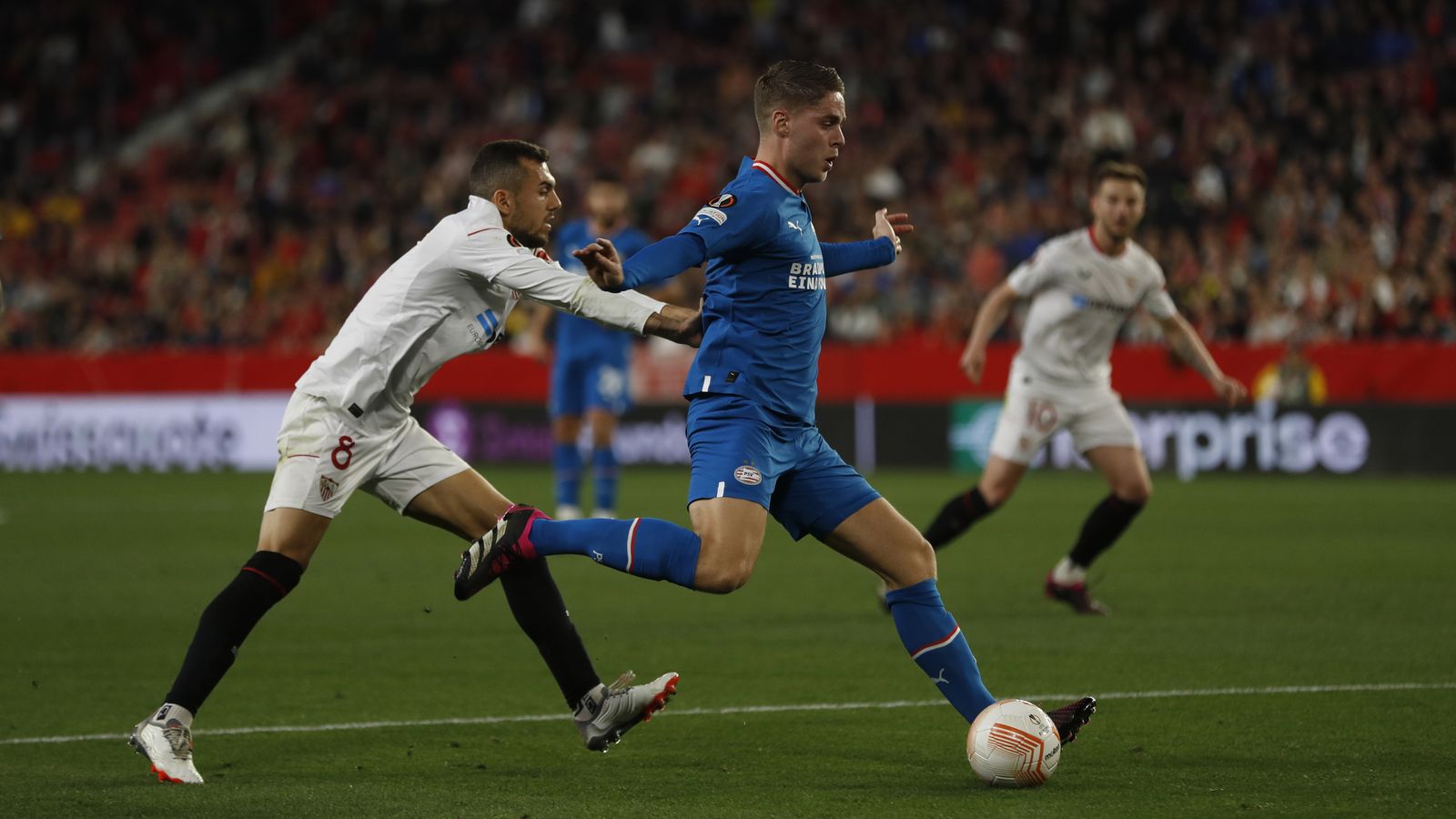 Joan Jordán trata de obstaculizar a Veerman, uno de los mejores jugadores del PSV.