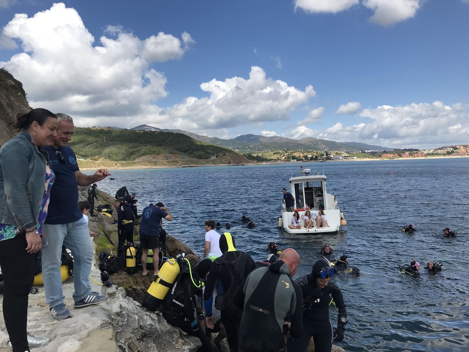 Un momento de la limpieza del fondo de La Ballenera.