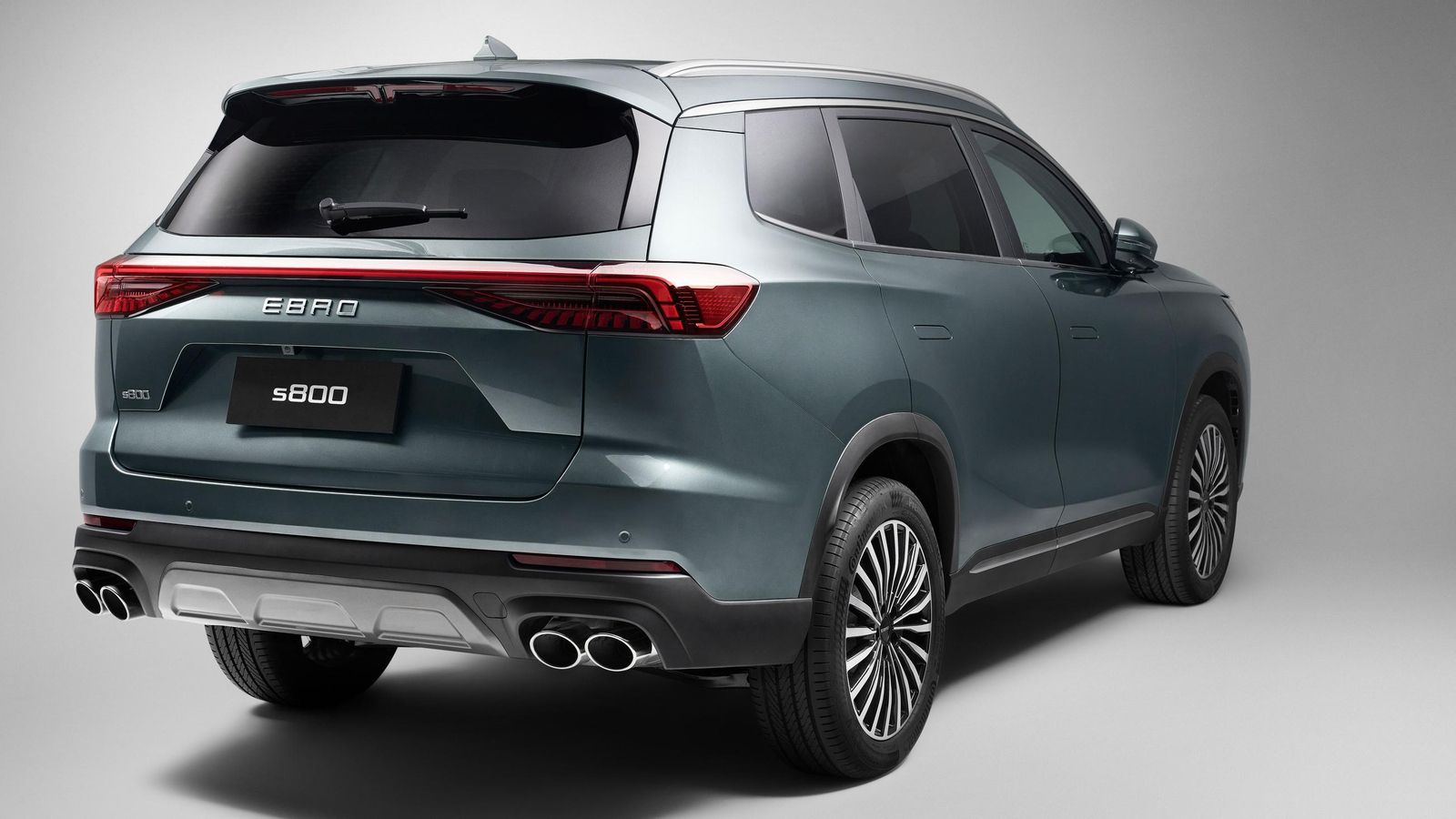 No sólo más largo que el s700, el s800 también es más pesado y tiene una interpretación diferente, desde el punto de vista del aspecto, de su zona posterior.