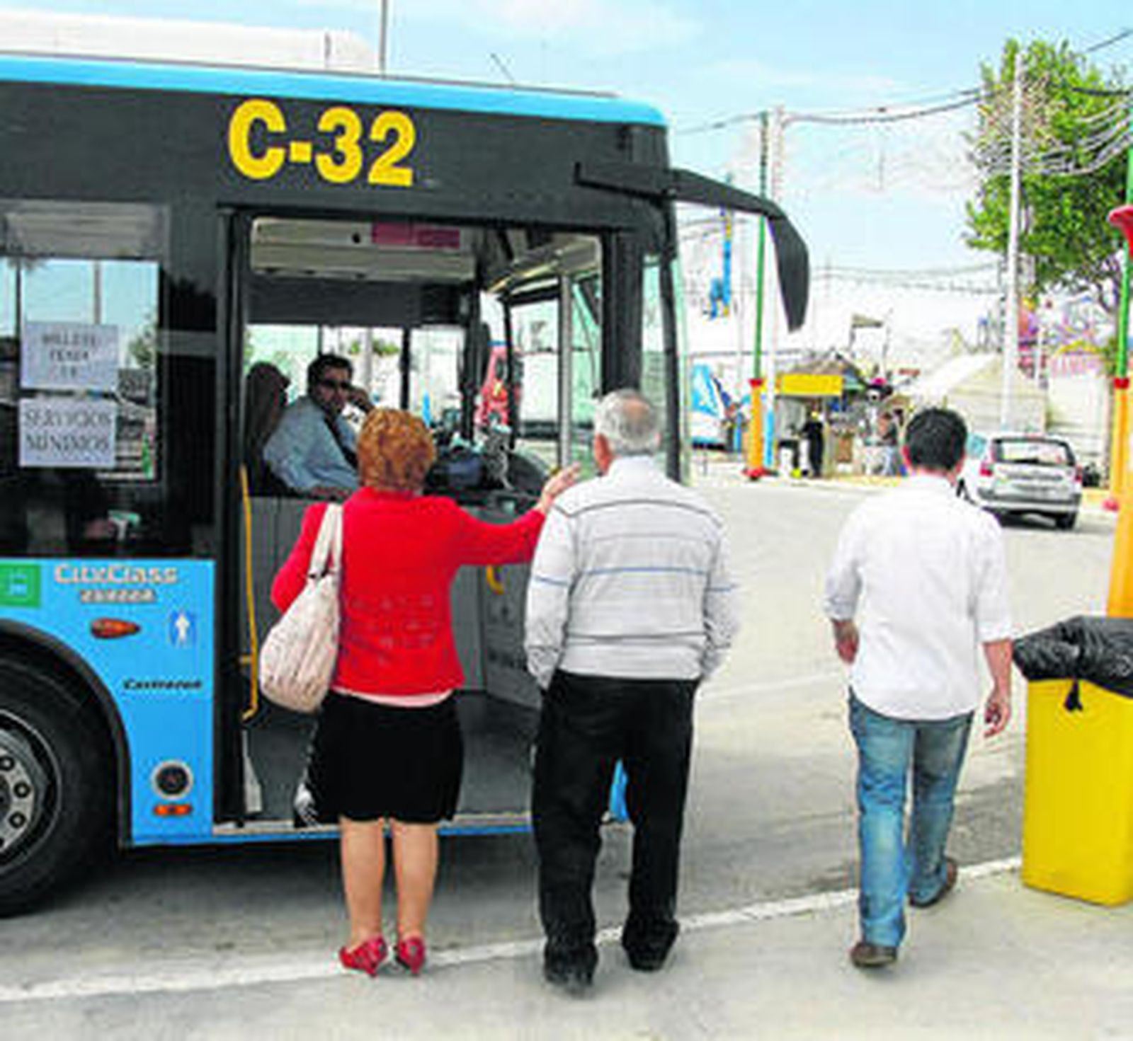 Uno de los autobuses que están cubriendo los servicios mínimos en el recinto ferial de Las Banderas.
