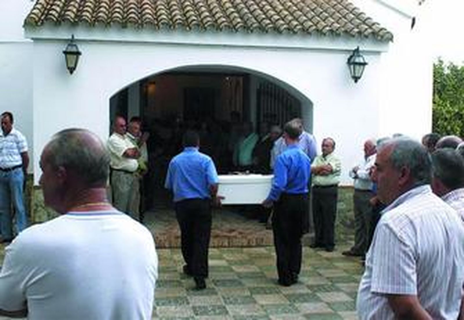 Momento en el que el ataúd blanco es introducido en la tarde de ayer en la iglesia de Jédula.