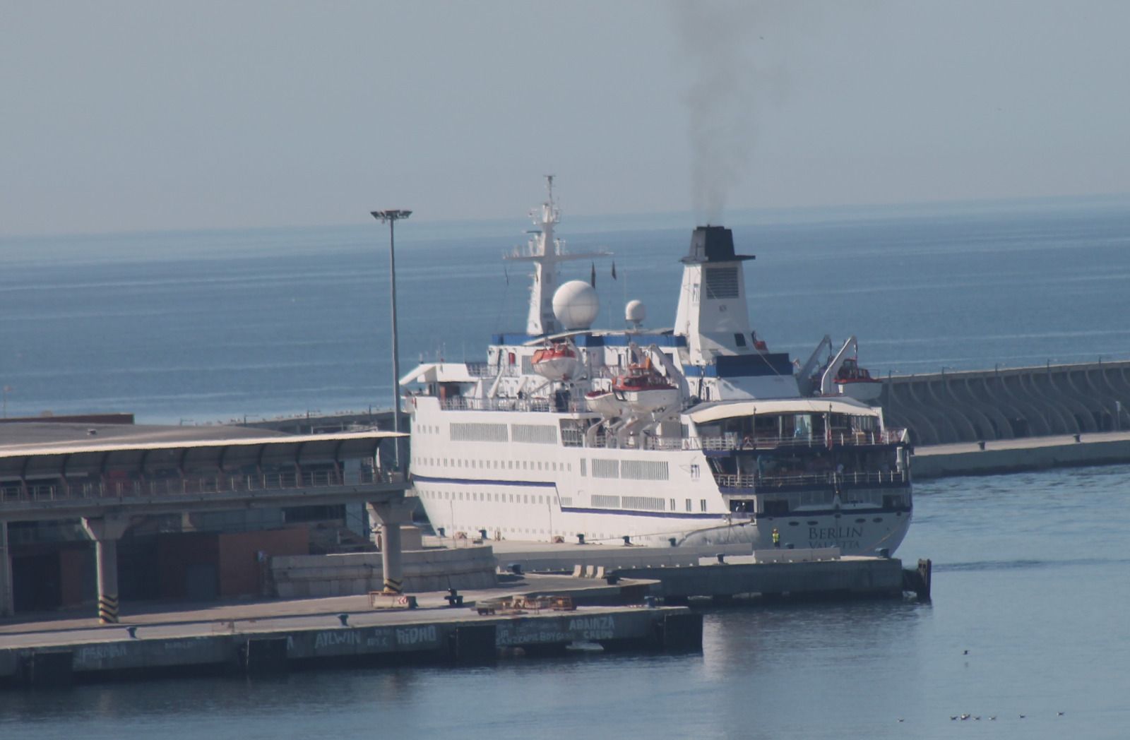 Las fotos del crucero de la bahía de Málaga que podría ir al desguace