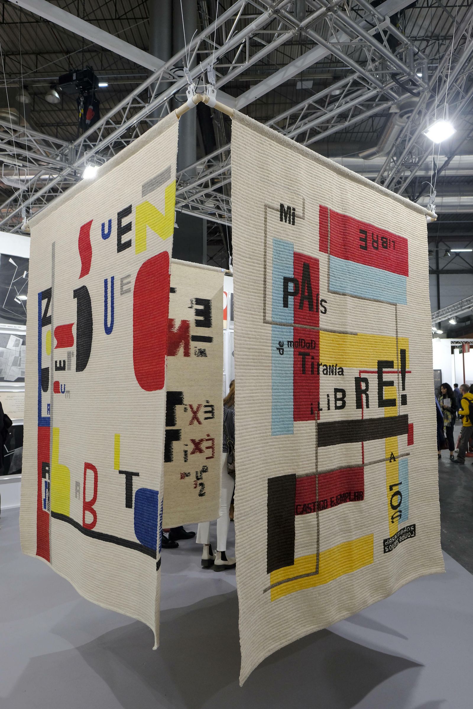 Motivos de vanguardia en la instalación del peruano Miguel Aguirre tejida con lana.