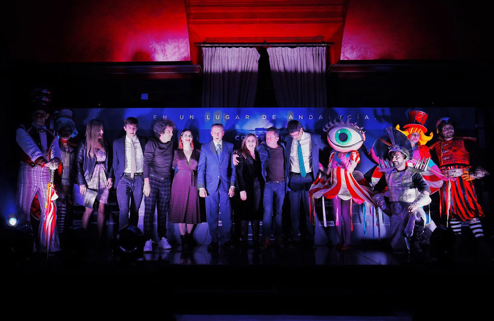 Foto final de la presentación en el Teatro Real, con los organizadores del festival y los responsables de las instituciones públicas.