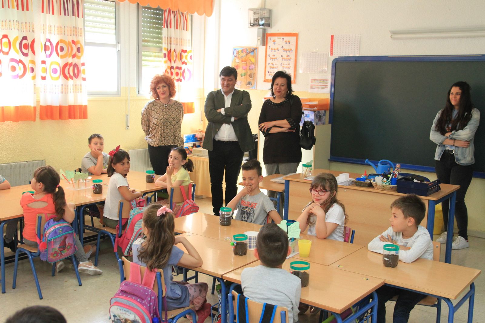 Imágenes de la plantación de árboles llevada a cabo en el colegio Los Rosales, con motivo del incendio del año pasado