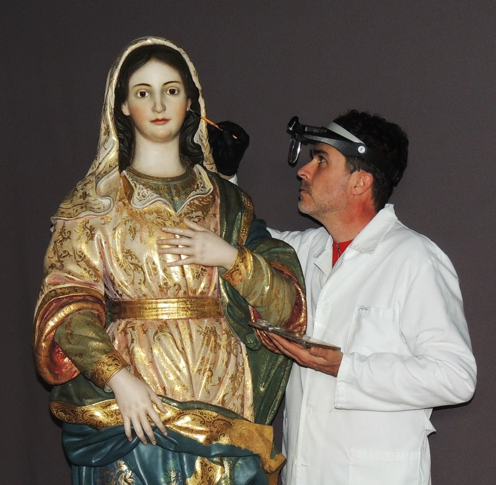 El artista almeriense restaurando a la Virgen de los Remedios.