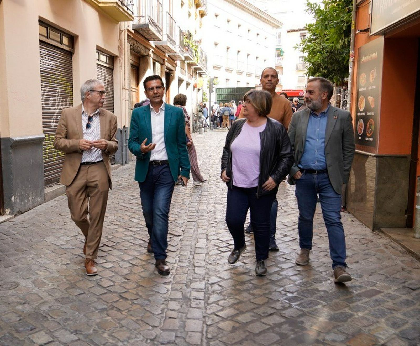 El candidato del PSOE a la Alcaldía de Granada, Paco Cuenca, en la Calle Elvira