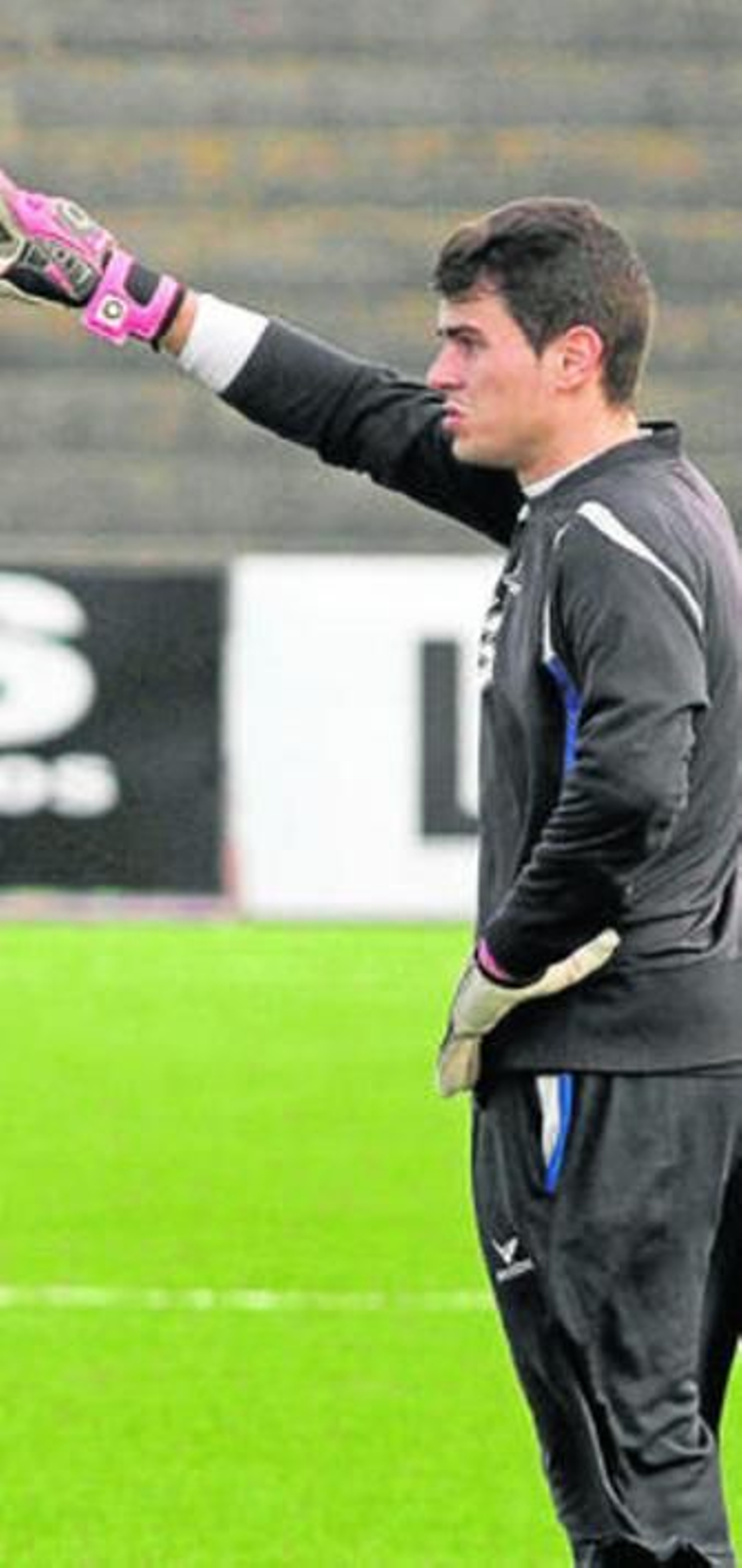 Mateo da instrucciones durante el entrenamiento de ayer.