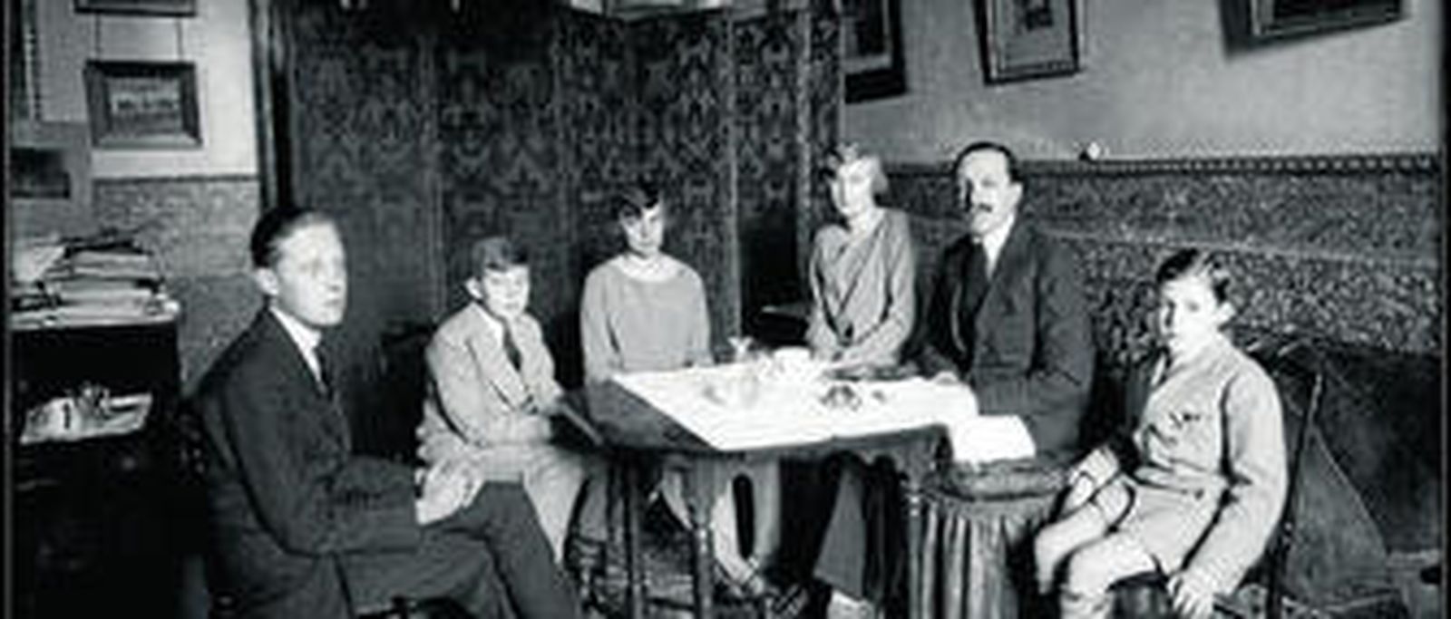 El rey Alfonso XIII y sus hijos (don Juan es el segundo por la izquierda), en un desayuno familiar en 1926.