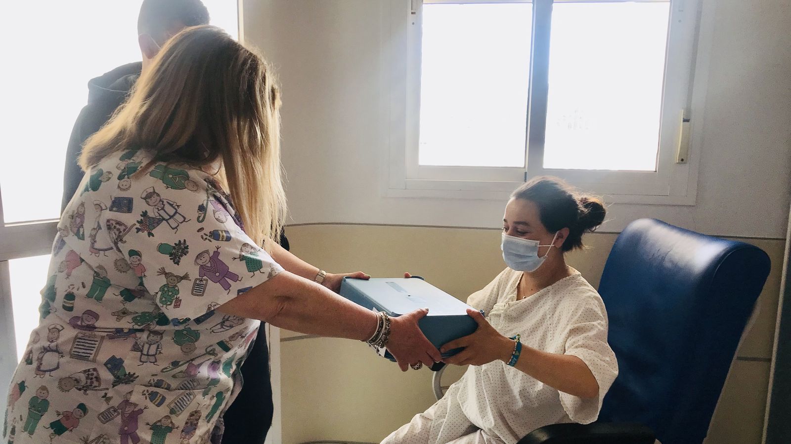 Una mamá recibe el desayuno tras el parto