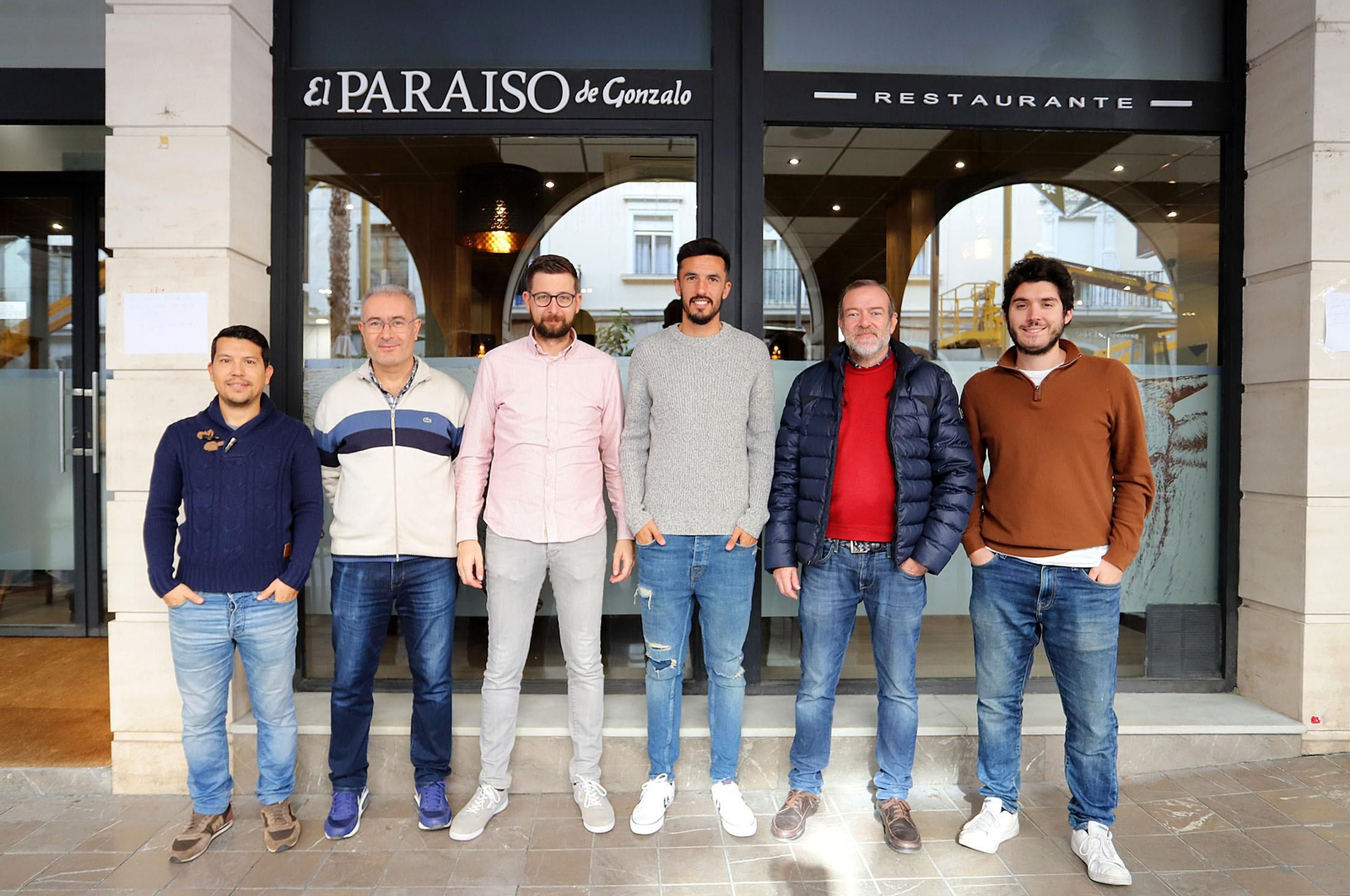 Los integrantes de la Tertulia Deportiva de ‘Huelva Información’, junto a Alberto Quiles, a las puertas de El Paraíso de Gonzalo.